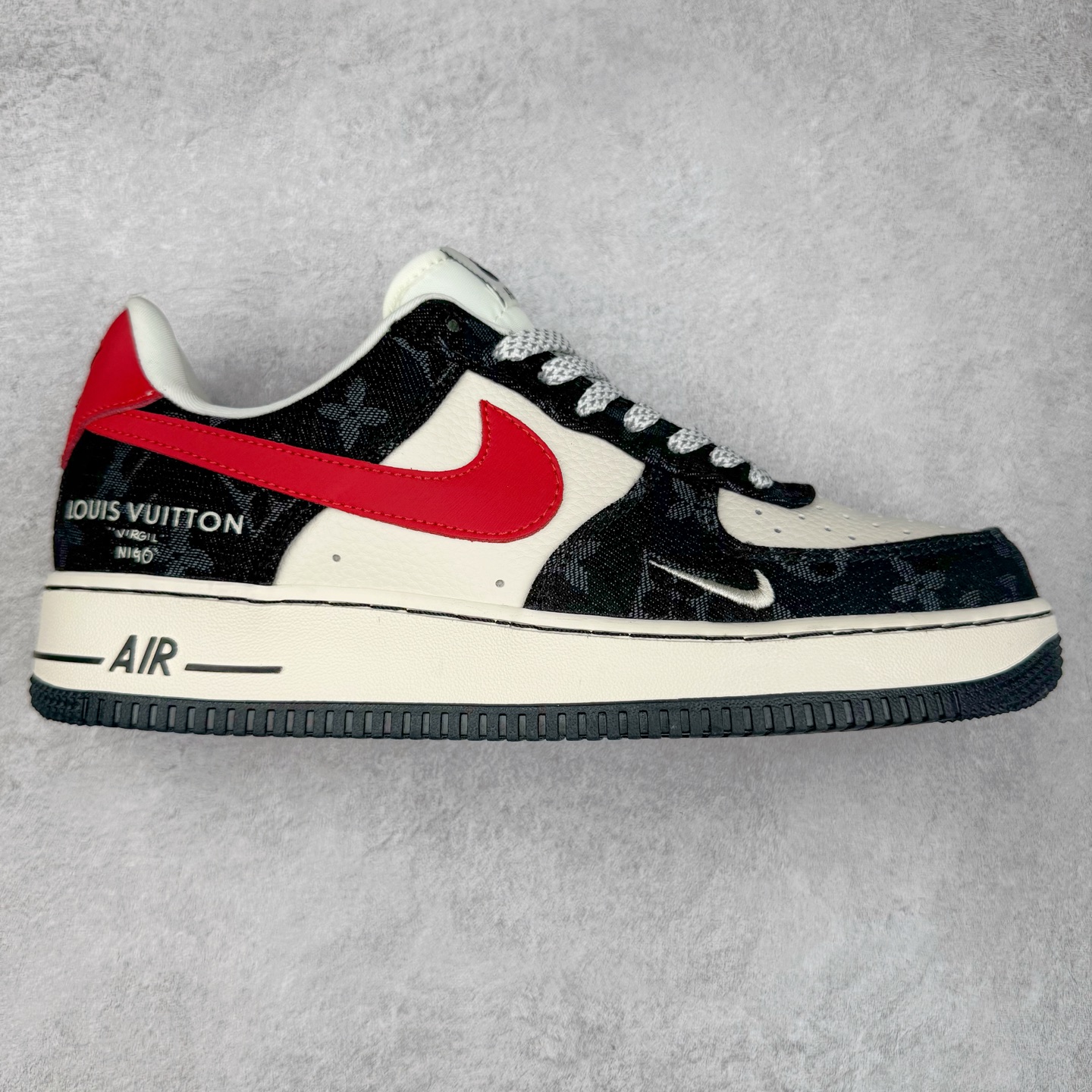 NK Air Force 1´07 Low 空军一号低帮百搭休闲运动板鞋 ZD1988-002 柔软、弹性十足的缓震性能和出色的中底设计 横跨复古与现代的外型结合 造就出风靡全球 三十多年的Force 1 直到今天还深受青睐 实拍调校N版已经零色差零失真 百分百还原实物色彩所见即所得 不存在货不对板色差等低级问题 选购参考实物拍摄 不混卖不参货 只用心做好货严格选品 承诺混一赔十 尺码：36 36.5 37.5 38 38.5 39 40 40.5 41 42 42.5 43 44 44.5 45-选品中心