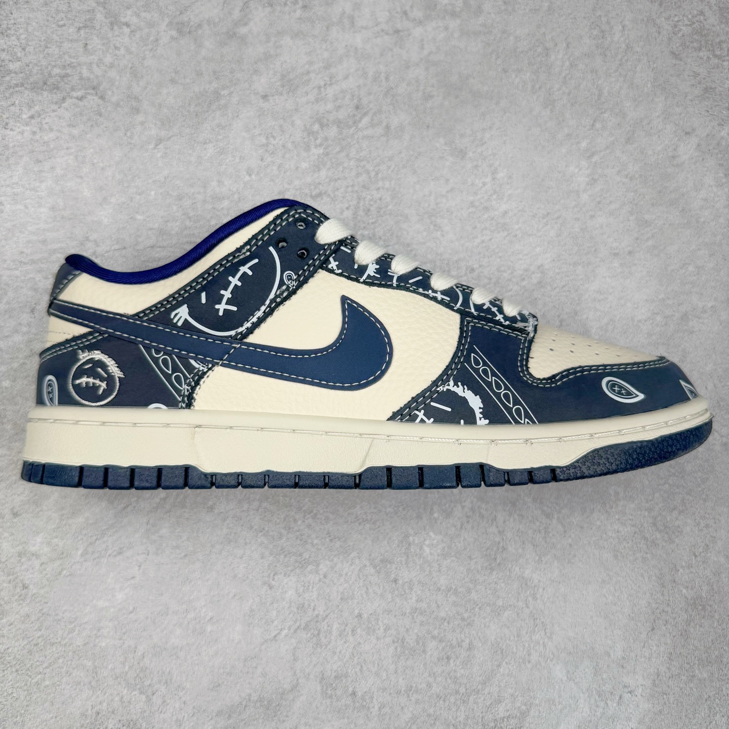 NK Dunk Low 定制配色 KK1333-046 大厂出品 极力推荐 原装头层材料 独家版型蒸餾加工帶來的是更好的视觉和脚感体验大厂纯原品质出货 清洁度 电绣工艺 皮料切割干净无任何毛边 细节完美 实拍调校N版已经零色差零失真 百分百还原实物色彩所见即所得 不存在货不对板色差等低级问题 选购参考实物拍摄 不混卖不参货 只用心做好货严格选品 承诺混一赔十 尺码：36 36.5 37.5 38 38.5 39 40 40.5 41 42 42.5 43 44 44.5 45-选品中心