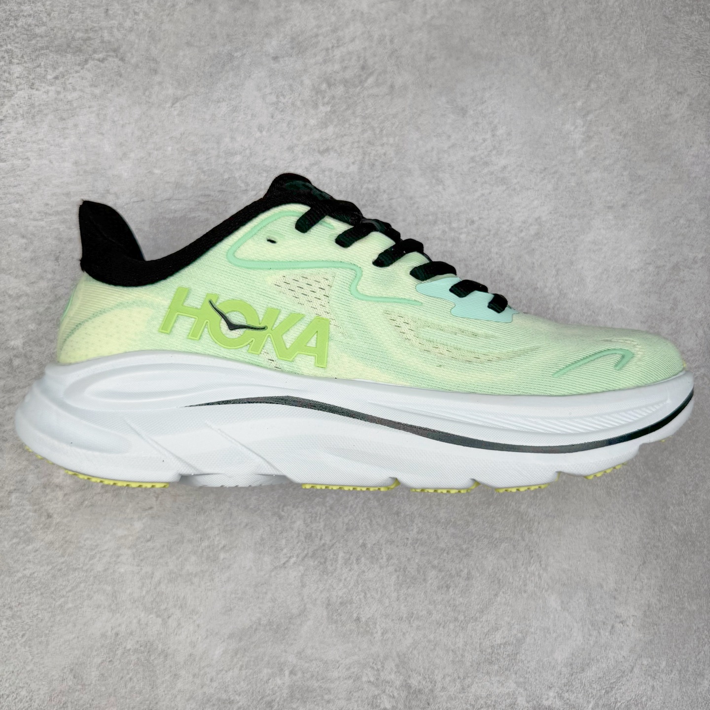 HOKA ONE ONE Clifton 克里夫顿10代专业性能减震公路跑步鞋 轻盈透气的针织网面和纱线的使用让鞋面更挺拔 增强鞋面的强度和支撑性能 搭配柔软的鞋舌 让双脚在舒适包裹中跑的更加畅快 全新泡棉中底 柔软的同时增强回弹性能 为不同跑者提供更平稳流畅的脚感 带来全面的缓冲保护 根据人体工程学设计的延长拉襟 后跟处弹软的海绵填充舒适固定 避免掉跟和摩擦 相比上一代光滑的内衬 Clifton 的内衬增强了摩擦力 避免双脚在鞋内滑动 尺码：36 36.5 37.5 38 38.5 39 40 40.5 41 42 42.5 43 44 44.5 45-选品中心