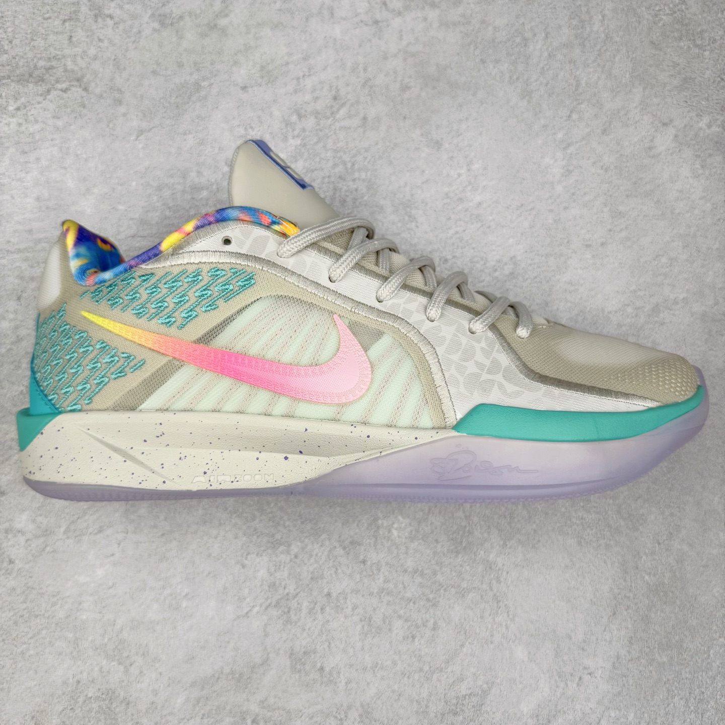 NK Sabrina 2 \’lonic\’ 萨布丽娜二代签名减震防滑低帮篮球鞋 FQ2174 灵感来自 lonescu 的罗马尼亚传统 在前掌和鞋眼处采用特殊图案 向传统的罗马尼亚艺术和建筑致敬 它配备了全掌 NK React 缓震系统 并在前脚掌处配备了 Zoom Air 气垫 大胆的任何人任何地方 信息嵌入中底 象征着 lonescu的竞争精神以及她相信梦想家可以来自任何地方 该鞋还包括带锁定中足束带系统 以帮助固定脚部 Sabrina 1 的这款产品采用光子粉尘、无烟煤色、紫红色梦幻、浅烟灰色和浅骨色配色方案 尺码：36 36.5 37.5 38 38.5 39 40 40.5 41 42 42.5 43 44 44.5 45 46-选品中心