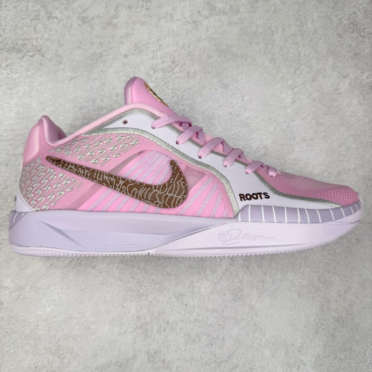 NK Sabrina 2 \'lonic\' 萨布丽娜二代签名减震防滑低帮篮球鞋 FQ2174 灵感来自 lonescu 的罗马尼亚传统 在前掌和鞋眼处采用特殊图案 向传统的罗马尼亚艺术和建筑致敬 它配备了全掌 NK React 缓震系统 并在前脚掌处配备了 Zoom Air 气垫 大胆的任何人任何地方 信息嵌入中底 象征着 lonescu的竞争精神以及她相信梦想家可以来自任何地方 该鞋还包括带锁定中足束带系统 以帮助固定脚部 Sabrina 1 的这款产品采用光子粉尘、无烟煤色、紫红色梦幻、浅烟灰色和浅骨色配色方案 尺码：36 36.5 37.5 38 38.5 39 40 40.5 41 42 42.5 43 44 44.5 45 46-选品中心