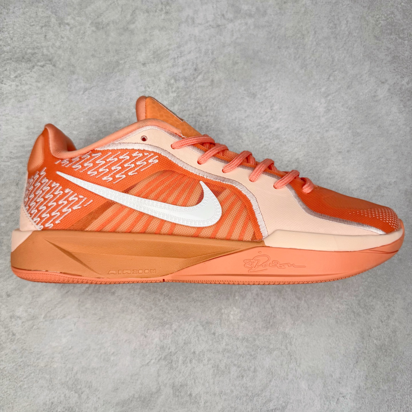 NK Sabrina 2 \’lonic\’ 萨布丽娜二代签名减震防滑低帮篮球鞋 FQ2174 灵感来自 lonescu 的罗马尼亚传统 在前掌和鞋眼处采用特殊图案 向传统的罗马尼亚艺术和建筑致敬 它配备了全掌 NK React 缓震系统 并在前脚掌处配备了 Zoom Air 气垫 大胆的任何人任何地方 信息嵌入中底 象征着 lonescu的竞争精神以及她相信梦想家可以来自任何地方 该鞋还包括带锁定中足束带系统 以帮助固定脚部 Sabrina 1 的这款产品采用光子粉尘、无烟煤色、紫红色梦幻、浅烟灰色和浅骨色配色方案 尺码：36 36.5 37.5 38 38.5 39 40 40.5 41 42 42.5 43 44 44.5 45 46-选品中心