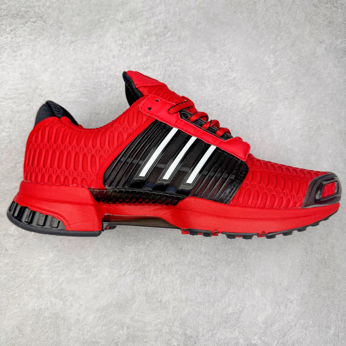 AD CLIMACOOL 初代清风系列透气跑步鞋 经典的鞋舌 CLIMACOOL LOGO，加上侧边三条杠处的透气格栅，都让人仿佛回到了二十二年前。实拍调校N版已经零色差零失真 百分百还原实物色彩所见即所得 不存在货不对板色差等低级问题 选购参考实物拍摄 不混卖不参货 只用心做好货严格选品 承诺混一赔十 尺码：36 36.5 37.5 38 38.5 39 40 40.5 41 42 42.5 43 44 44.5 45-选品中心