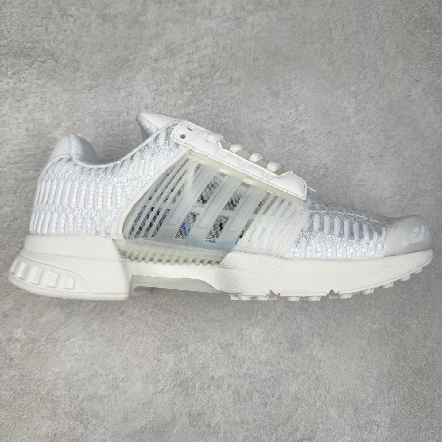 AD CLIMACOOL 初代清风系列透气跑步鞋 经典的鞋舌 CLIMACOOL LOGO，加上侧边三条杠处的透气格栅，都让人仿佛回到了二十二年前。实拍调校N版已经零色差零失真 百分百还原实物色彩所见即所得 不存在货不对板色差等低级问题 选购参考实物拍摄 不混卖不参货 只用心做好货严格选品 承诺混一赔十 尺码：36 36.5 37.5 38 38.5 39 40 40.5 41 42 42.5 43 44 44.5 45-选品中心