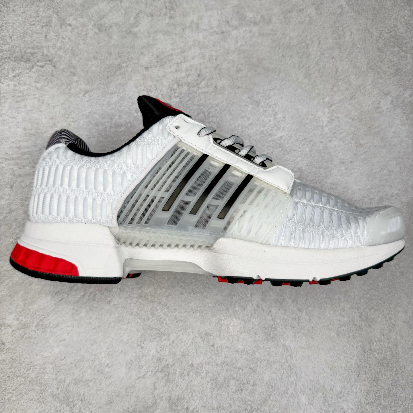 AD CLIMACOOL 初代清风系列透气跑步鞋 经典的鞋舌 CLIMACOOL LOGO，加上侧边三条杠处的透气格栅，都让人仿佛回到了二十二年前。实拍调校N版已经零色差零失真 百分百还原实物色彩所见即所得 不存在货不对板色差等低级问题 选购参考实物拍摄 不混卖不参货 只用心做好货严格选品 承诺混一赔十 尺码：36 36.5 37.5 38 38.5 39 40 40.5 41 42 42.5 43 44 44.5 45-选品中心