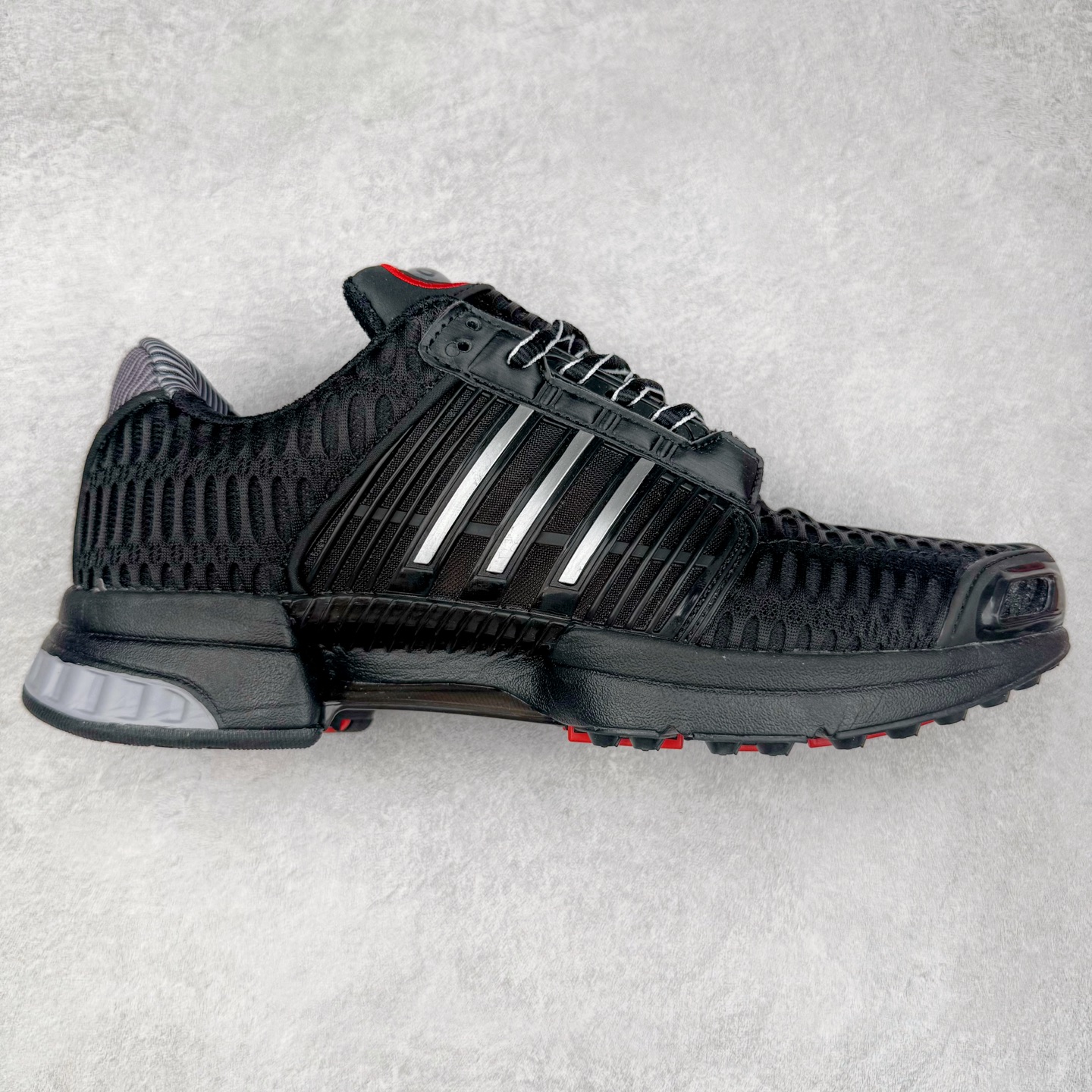 AD CLIMACOOL 初代清风系列透气跑步鞋 经典的鞋舌 CLIMACOOL LOGO，加上侧边三条杠处的透气格栅，都让人仿佛回到了二十二年前。实拍调校N版已经零色差零失真 百分百还原实物色彩所见即所得 不存在货不对板色差等低级问题 选购参考实物拍摄 不混卖不参货 只用心做好货严格选品 承诺混一赔十 尺码：36 36.5 37.5 38 38.5 39 40 40.5 41 42 42.5 43 44 44.5 45-选品中心