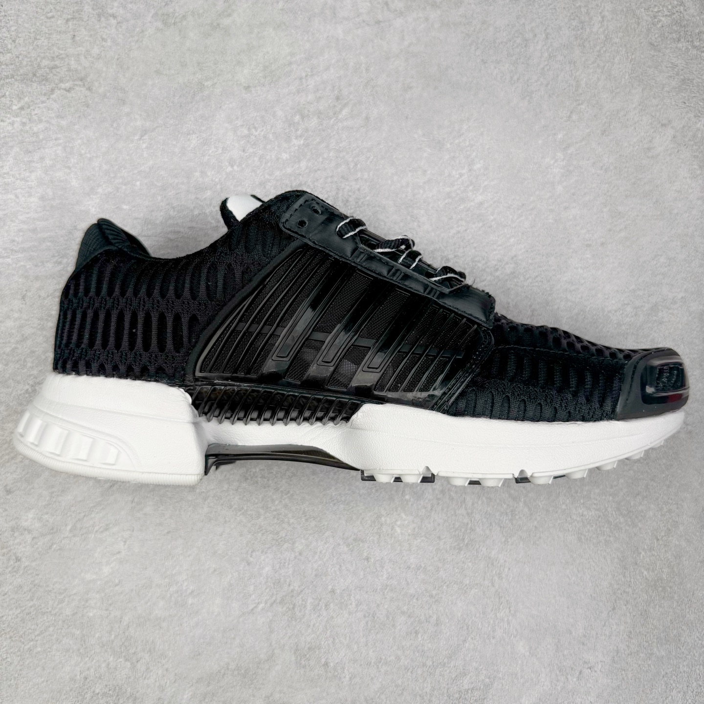 AD CLIMACOOL 初代清风系列透气跑步鞋 经典的鞋舌 CLIMACOOL LOGO，加上侧边三条杠处的透气格栅，都让人仿佛回到了二十二年前。实拍调校N版已经零色差零失真 百分百还原实物色彩所见即所得 不存在货不对板色差等低级问题 选购参考实物拍摄 不混卖不参货 只用心做好货严格选品 承诺混一赔十 尺码：36 36.5 37.5 38 38.5 39 40 40.5 41 42 42.5 43 44 44.5 45-选品中心