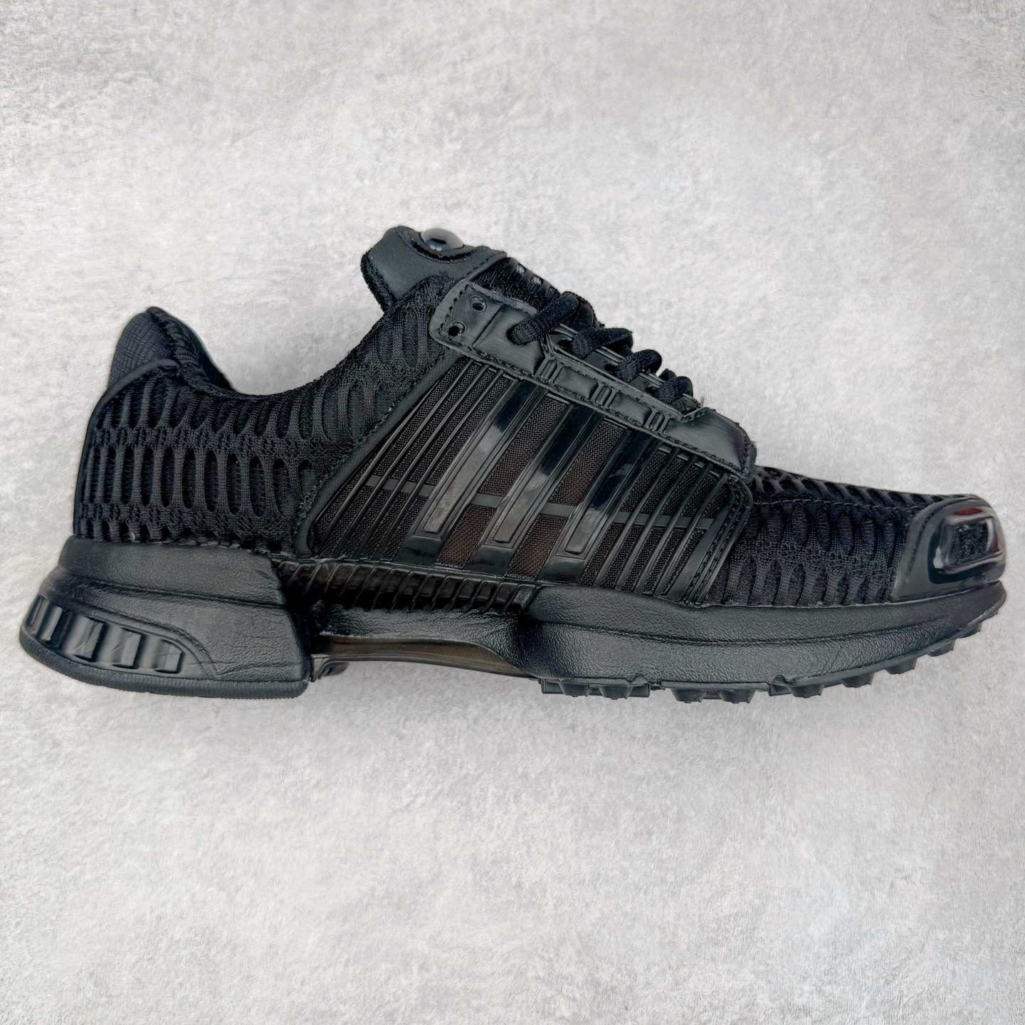 AD CLIMACOOL 初代清风系列透气跑步鞋 经典的鞋舌 CLIMACOOL LOGO，加上侧边三条杠处的透气格栅，都让人仿佛回到了二十二年前。实拍调校N版已经零色差零失真 百分百还原实物色彩所见即所得 不存在货不对板色差等低级问题 选购参考实物拍摄 不混卖不参货 只用心做好货严格选品 承诺混一赔十 尺码：36 36.5 37.5 38 38.5 39 40 40.5 41 42 42.5 43 44 44.5 45-选品中心