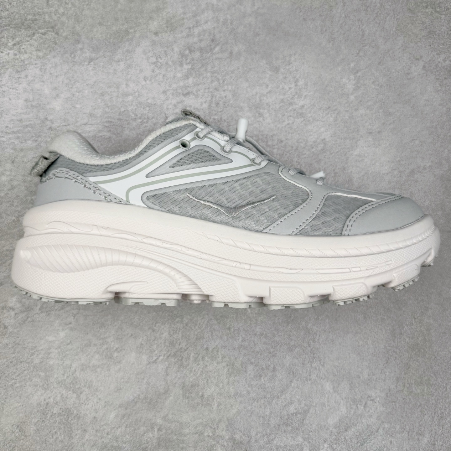 HOKA ONE ONE Bondi B3 LS 运动舒适低帮跑步鞋 男女同款 HOKA ONE ONE是来自美国的跑步鞋知名品牌，创立于2009年，始终致力于为所有跑者提供更新、更好的跑步装备。相比常规跑鞋，HOKA ONE ONE特别研发使用性能独特的几何形跑鞋中底，此种鞋底更厚、更高、回弹性也更好，除了卓越的缓冲性能，它还能为各种阶段的跑者带来更具动感、更加稳定的跑步体验。HOKAONE ONE从设计之初就清楚意识到，要保证跑者步幅的均匀一致，双脚自然而然的运动至关重要。实拍调校N版已经零色差零失真 百分百还原实物色彩所见即所得 不存在货不对板色差等低级问题 选购参考实物拍摄 不混卖不参货 只用心做好货严格选品 承诺混一赔十 尺码：36 36.5 37.5 38 38.5 39 40 40.5 41 42 42.5 43 44 44.5 45-选品中心