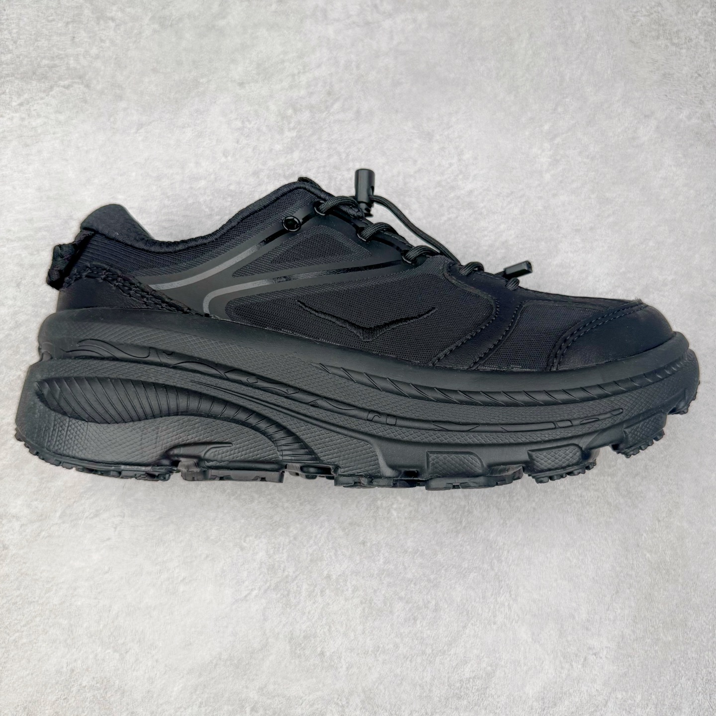 HOKA ONE ONE Bondi B3 LS 运动舒适低帮跑步鞋 男女同款 HOKA ONE ONE是来自美国的跑步鞋知名品牌，创立于2009年，始终致力于为所有跑者提供更新、更好的跑步装备。相比常规跑鞋，HOKA ONE ONE特别研发使用性能独特的几何形跑鞋中底，此种鞋底更厚、更高、回弹性也更好，除了卓越的缓冲性能，它还能为各种阶段的跑者带来更具动感、更加稳定的跑步体验。HOKAONE ONE从设计之初就清楚意识到，要保证跑者步幅的均匀一致，双脚自然而然的运动至关重要。实拍调校N版已经零色差零失真 百分百还原实物色彩所见即所得 不存在货不对板色差等低级问题 选购参考实物拍摄 不混卖不参货 只用心做好货严格选品 承诺混一赔十 尺码：36 36.5 37.5 38 38.5 39 40 40.5 41 42 42.5 43 44 44.5 45-选品中心