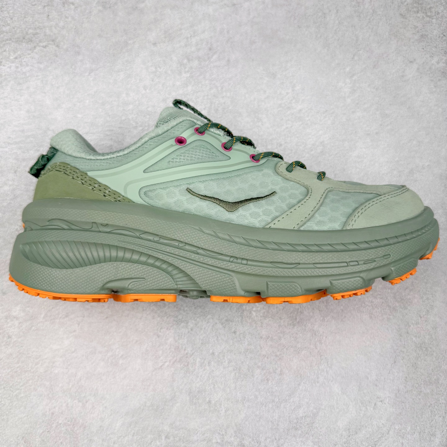 HOKA ONE ONE Bondi B3 LS 运动舒适低帮跑步鞋 男女同款 HOKA ONE ONE是来自美国的跑步鞋知名品牌，创立于2009年，始终致力于为所有跑者提供更新、更好的跑步装备。相比常规跑鞋，HOKA ONE ONE特别研发使用性能独特的几何形跑鞋中底，此种鞋底更厚、更高、回弹性也更好，除了卓越的缓冲性能，它还能为各种阶段的跑者带来更具动感、更加稳定的跑步体验。HOKAONE ONE从设计之初就清楚意识到，要保证跑者步幅的均匀一致，双脚自然而然的运动至关重要。实拍调校N版已经零色差零失真 百分百还原实物色彩所见即所得 不存在货不对板色差等低级问题 选购参考实物拍摄 不混卖不参货 只用心做好货严格选品 承诺混一赔十 尺码：36 36.5 37.5 38 38.5 39 40 40.5 41 42 42.5 43 44 44.5 45-选品中心