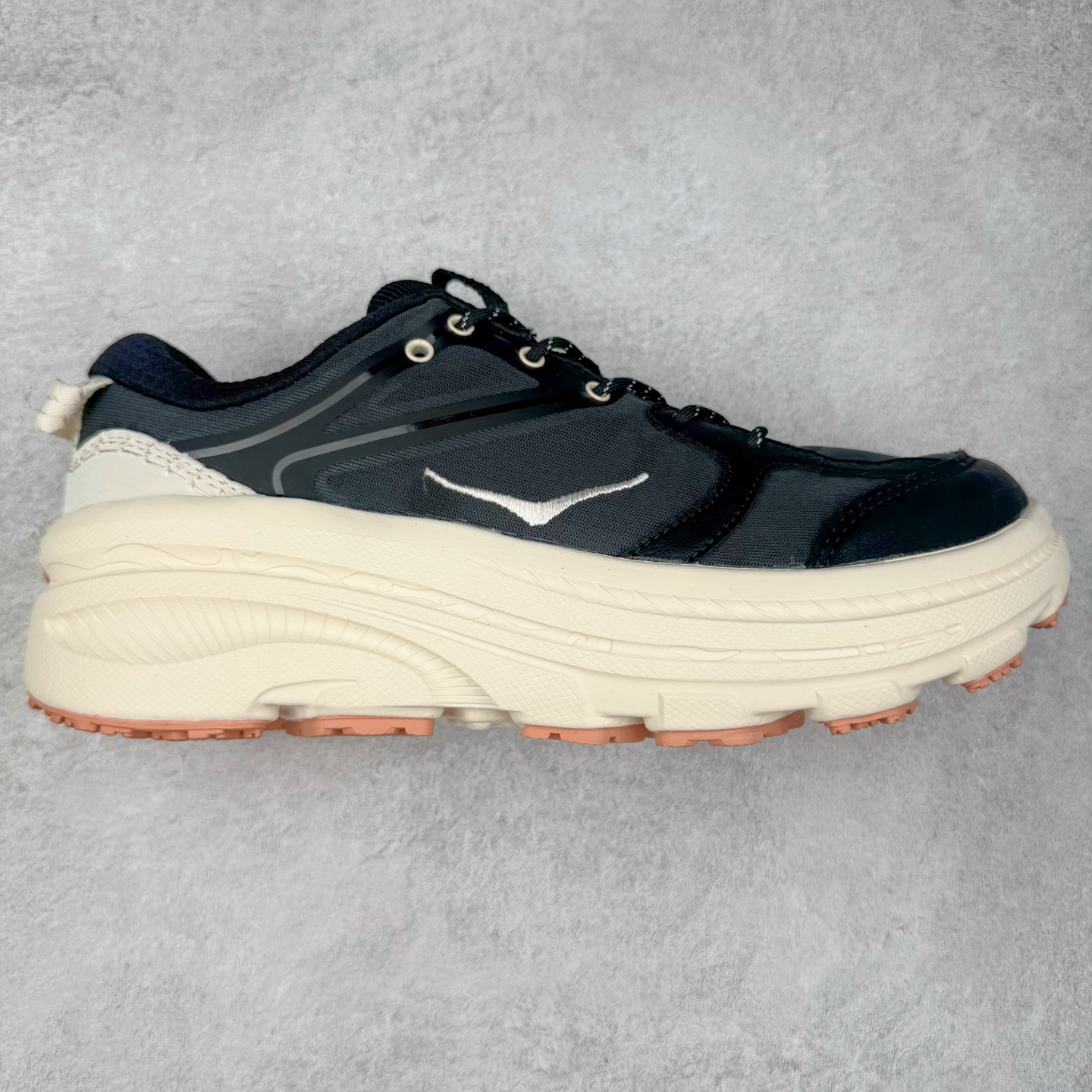 HOKA ONE ONE Bondi B3 LS 运动舒适低帮跑步鞋 男女同款 HOKA ONE ONE是来自美国的跑步鞋知名品牌，创立于2009年，始终致力于为所有跑者提供更新、更好的跑步装备。相比常规跑鞋，HOKA ONE ONE特别研发使用性能独特的几何形跑鞋中底，此种鞋底更厚、更高、回弹性也更好，除了卓越的缓冲性能，它还能为各种阶段的跑者带来更具动感、更加稳定的跑步体验。HOKAONE ONE从设计之初就清楚意识到，要保证跑者步幅的均匀一致，双脚自然而然的运动至关重要。实拍调校N版已经零色差零失真 百分百还原实物色彩所见即所得 不存在货不对板色差等低级问题 选购参考实物拍摄 不混卖不参货 只用心做好货严格选品 承诺混一赔十 尺码：36 36.5 37.5 38 38.5 39 40 40.5 41 42 42.5 43 44 44.5 45-选品中心