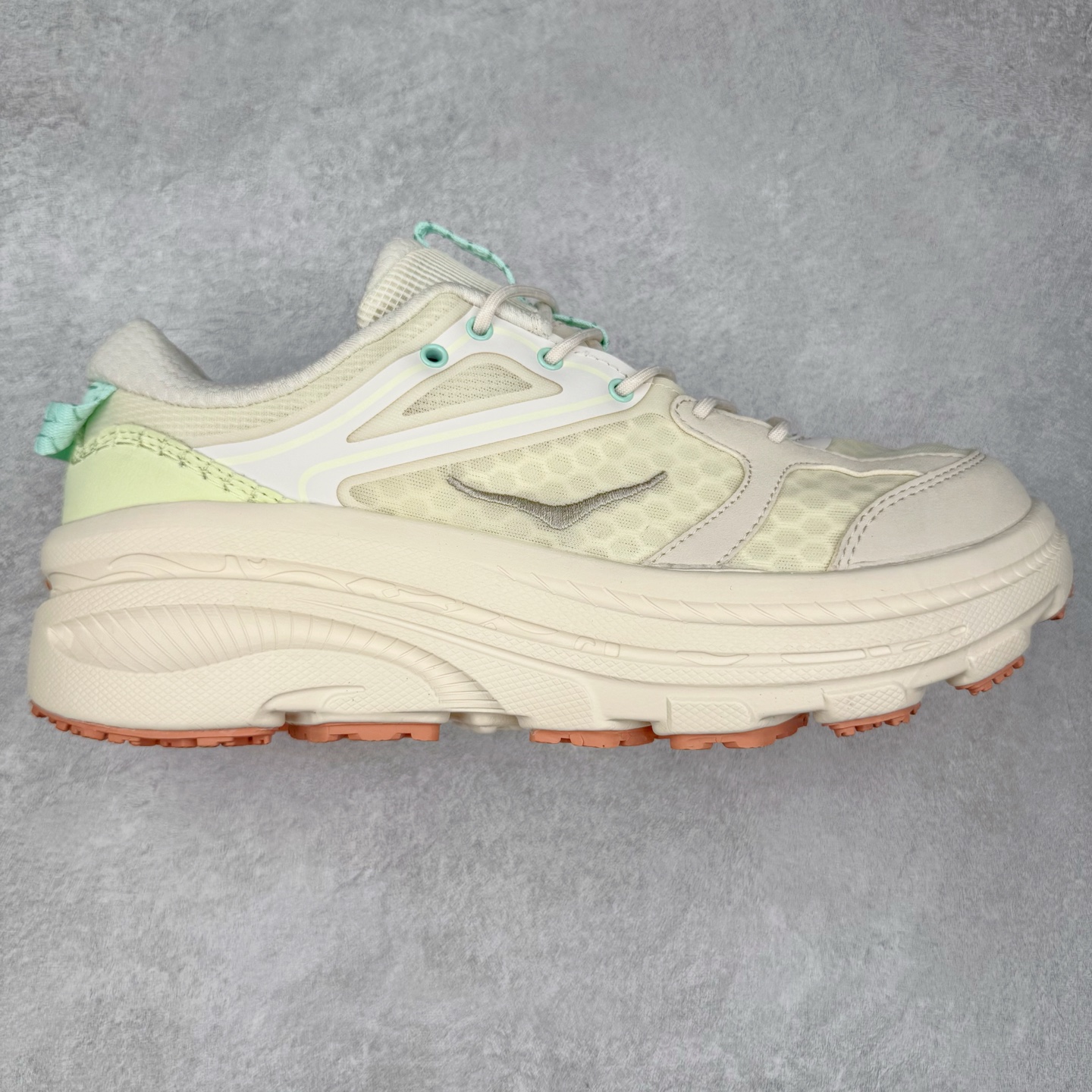 HOKA ONE ONE Bondi B3 LS 运动舒适低帮跑步鞋 男女同款 HOKA ONE ONE是来自美国的跑步鞋知名品牌，创立于2009年，始终致力于为所有跑者提供更新、更好的跑步装备。相比常规跑鞋，HOKA ONE ONE特别研发使用性能独特的几何形跑鞋中底，此种鞋底更厚、更高、回弹性也更好，除了卓越的缓冲性能，它还能为各种阶段的跑者带来更具动感、更加稳定的跑步体验。HOKAONE ONE从设计之初就清楚意识到，要保证跑者步幅的均匀一致，双脚自然而然的运动至关重要。实拍调校N版已经零色差零失真 百分百还原实物色彩所见即所得 不存在货不对板色差等低级问题 选购参考实物拍摄 不混卖不参货 只用心做好货严格选品 承诺混一赔十 尺码：36 36.5 37.5 38 38.5 39 40 40.5 41 42 42.5 43 44 44.5 45-选品中心