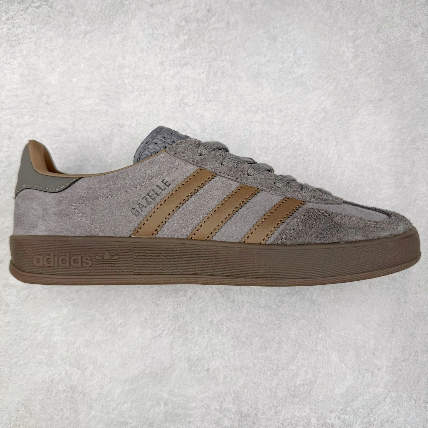AD Gazelle Indoor Trainers 羚羊内训系列低帮复古百搭休闲运动德训风板鞋 JQ6213 90年代经典的复刻版！自60年代以足球训练鞋面世以来,Gazelle就以其经典设计席卷全球。1991年版本的复刻,再造经典Gazelle。采用皮革打造,搭配浊色细节,让这款经典更加简约。尺码：36 36⅔ 37⅓ 38 38⅔ 39⅓ 40 40⅔ 41⅓ 42 42⅔ 43⅓ 44⅓ 44⅔ 45-选品中心