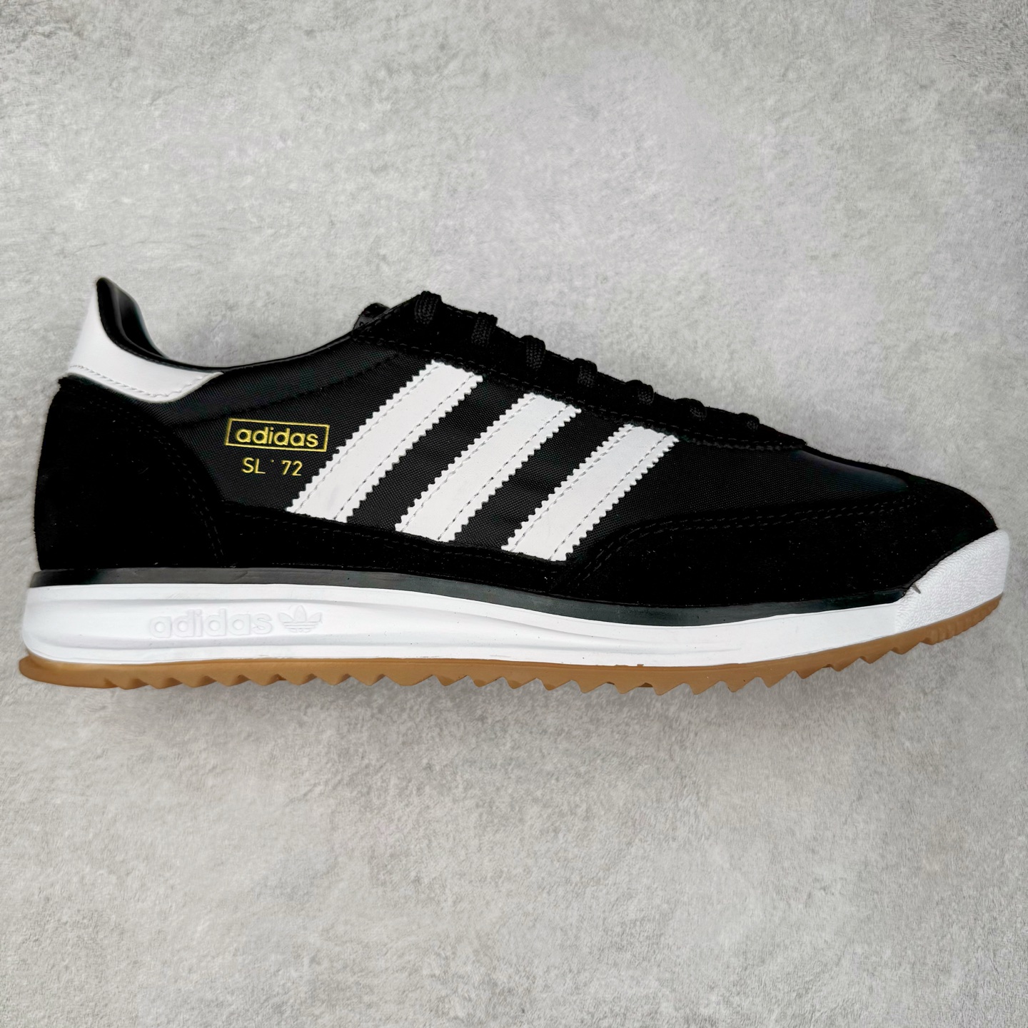 ＃HP纯原 AD Wmns SL72 OG 系列德训足球风百搭低帮休闲运动板鞋 IH8017 采用高弹EVA+MODEL+RB三层组合底 区别市面RB一体大底 三层组合鞋底重量与原鞋一致 Originals 将有「T 头鞋」造型的诞生于 1972 年的 SL72 鞋款复刻带回 各位买鞋又有新选择了 1972 年 SL72 问世后 引领了后来阿迪达斯的跑鞋发展方向 其中「SL」代表了 Super Light 彰显了产品轻便的特性 1972 年 SL72 问世后 引领了后来阿迪达斯的跑鞋发展方向 其中「SL」代表了 Super Light 彰显了产品轻便的特性 这次 Originals 延续其轻质经典的基因 带来男女两款 SL72 男生款带来 SL72 RS 鞋型 RS 意为 Reshaped（重塑）鞋款在保留了经典的外观基础上 在尼龙材质里增加了填充物 使鞋型更加挺立和饱满 鞋头则更加圆润 鞋底的 EVA 材质则增加了鞋款的高度 女生款则带来 SL72 OG W 鞋型 OG 顾名思义则是致敬经典款式 相较于 RS（Reshaped）鞋款 鞋身更加纤细 其整体鞋身轮廓、线条、细节、材质上尊崇 70 年代 SL72 的设计 还原经典味道 尺码：36 36⅔ 37⅓ 38 38⅔ 39⅓ 40 40⅔ 41⅓ 42 42⅔ 43⅓ 44 44⅔ 45-选品中心