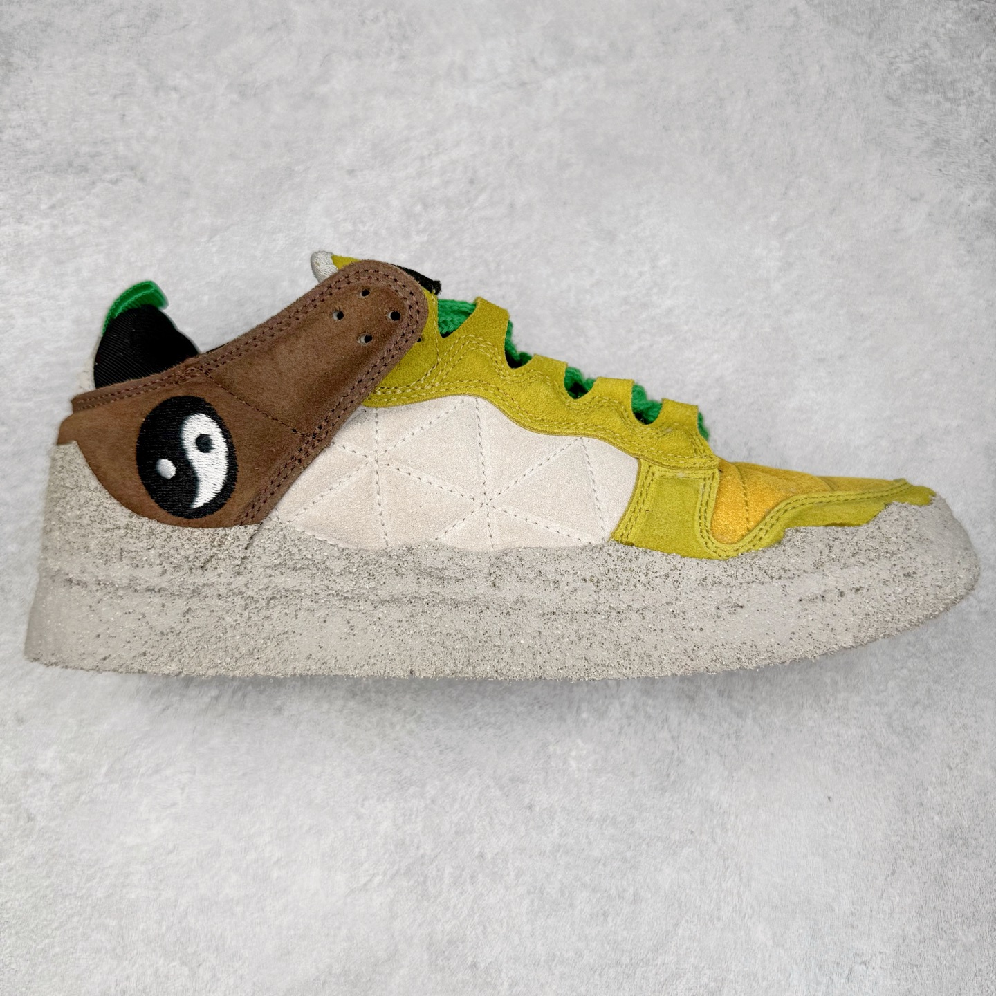 CPFM x NK Dunk Low 联名工地鞋 货号：DM0430 盗以低帮的 Dunk Low 鞋款为蓝本 从材质选用到细节设计 都将「搞怪」风格发挥得淋漓尽致 这双 CPFM x Dunk Low 重制了鞋底和鞋面 并且采用了不对称设计 左鞋外侧呈现白色的 Swoosh 右鞋外侧则简化掉了钩子 以一个阴阳太极标志呈现 中底有泥浆效果 仿佛是穿着这双鞋一脚踏进了泥潭 整体颇具工装色调风格 不看鞋底 还真不太容易看出是一双 Dunk 鞋型 CPFM x NK联名从来都将个性指数拉满 虽然穿搭驾驭存在一定的难度 但也颇受个性潮人玩家的青睐 尺码 36-45-选品中心