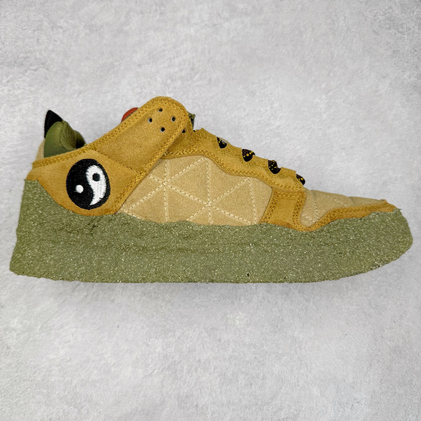 CPFM x NK Dunk Low 联名工地鞋 货号：DM0430 盗以低帮的 Dunk Low 鞋款为蓝本 从材质选用到细节设计 都将「搞怪」风格发挥得淋漓尽致 这双 CPFM x Dunk Low 重制了鞋底和鞋面 并且采用了不对称设计 左鞋外侧呈现白色的 Swoosh 右鞋外侧则简化掉了钩子 以一个阴阳太极标志呈现 中底有泥浆效果 仿佛是穿着这双鞋一脚踏进了泥潭 整体颇具工装色调风格 不看鞋底 还真不太容易看出是一双 Dunk 鞋型 CPFM x NK联名从来都将个性指数拉满 虽然穿搭驾驭存在一定的难度 但也颇受个性潮人玩家的青睐 尺码 36-45-选品中心