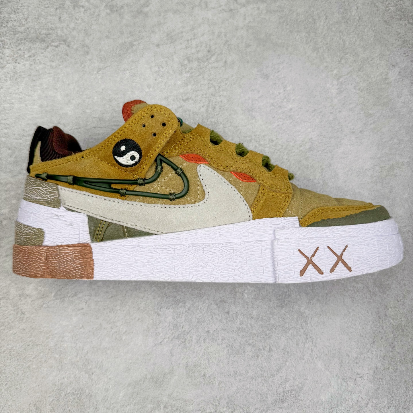 CPFM x NK Dunk Low 联名工地鞋 货号：DM0430 盗以低帮的 Dunk Low 鞋款为蓝本 从材质选用到细节设计 都将「搞怪」风格发挥得淋漓尽致 这双 CPFM x Dunk Low 重制了鞋底和鞋面 并且采用了不对称设计 左鞋外侧呈现白色的 Swoosh 右鞋外侧则简化掉了钩子 以一个阴阳太极标志呈现 中底有泥浆效果 仿佛是穿着这双鞋一脚踏进了泥潭 整体颇具工装色调风格 不看鞋底 还真不太容易看出是一双 Dunk 鞋型 CPFM x NK联名从来都将个性指数拉满 虽然穿搭驾驭存在一定的难度 但也颇受个性潮人玩家的青睐 尺码 36-45-选品中心