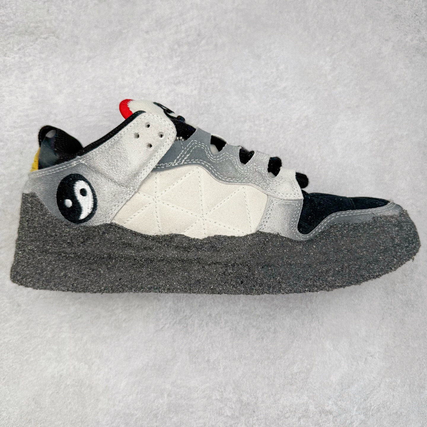 CPFM x NK Dunk Low 联名工地鞋 货号：DM0430 盗以低帮的 Dunk Low 鞋款为蓝本 从材质选用到细节设计 都将「搞怪」风格发挥得淋漓尽致 这双 CPFM x Dunk Low 重制了鞋底和鞋面 并且采用了不对称设计 左鞋外侧呈现白色的 Swoosh 右鞋外侧则简化掉了钩子 以一个阴阳太极标志呈现 中底有泥浆效果 仿佛是穿着这双鞋一脚踏进了泥潭 整体颇具工装色调风格 不看鞋底 还真不太容易看出是一双 Dunk 鞋型 CPFM x NK联名从来都将个性指数拉满 虽然穿搭驾驭存在一定的难度 但也颇受个性潮人玩家的青睐 尺码 36-45-选品中心