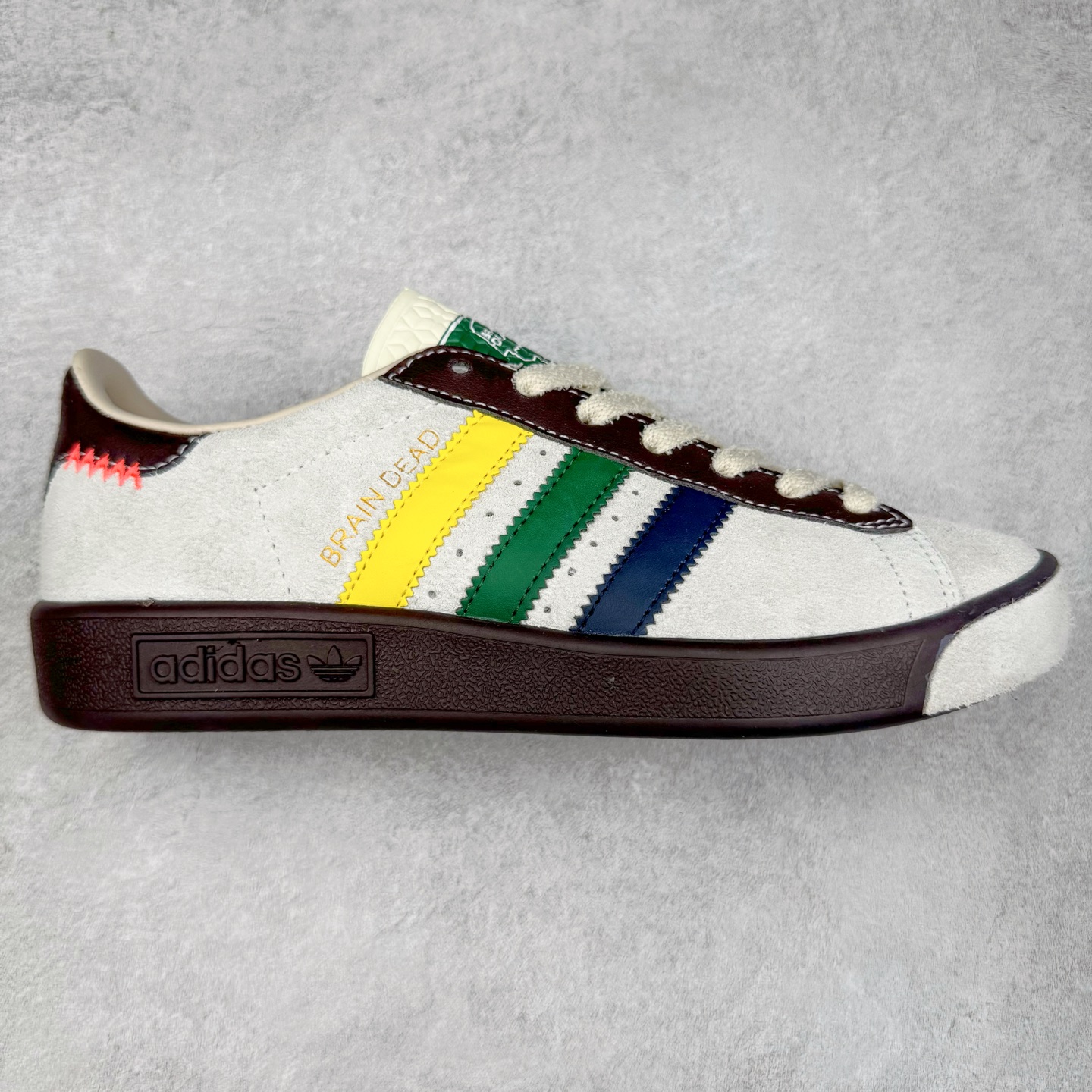 Brain Dead x AD originals Forest Hills 脑死亡联名时尚舒适休闲板鞋 JR7943 原楦原纸板开发 全鞋头层皮料打造 区别市面普通真标版本 鞋身侧面打孔改为Brain Dead标志性图案 后跟拼色粗糙毛绒面料 与皮革鞋面形成反差 橡胶大底提供坚实的基础 复古风拉满 实拍调校N版已经零色差零失真 百分百还原实物色彩所见即所得 不存在货不对板色差等低级问题 选购参考实物拍摄 不混卖不参货 只用心做好货严格选品 承诺混一赔十 尺码：36 36.5 37.5 38 38.5 39 40 40.5 41 42 42.5 43 44 44.5 45-选品中心
