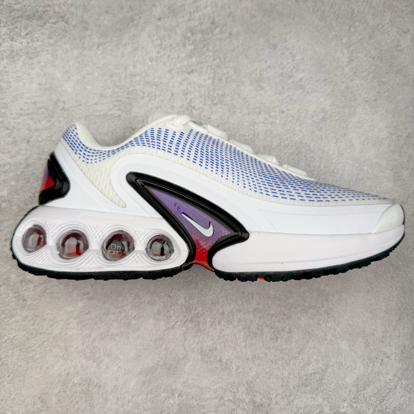 NK Air Max DN系列低帮豆荚型气垫百搭休闲运动慢跑鞋 DV3337-104 Air Max 科技最初于 1986 年推出，是NK的首款气垫鞋款，这个缓震技术彻底改变了人们对运动鞋的认知。在 Nike 的众多缓震科技中也有着自己绝对的地位。除了技术层面的创新，Air Max 还具有深厚的文化内涵。它所代表的青年文化、前卫风格和反叛精神，使其成为了一种时尚和潮流的象征。为了纪念这个具有里程碑意义的技术，Nike 在每年的 3 月 26 日定为「Air Max Day」。近日，Nike 露出了一款全新的鞋型——Air Max DN。这款鞋不仅具有时尚的外观，还融合了许多经典的 Air Max 设计和元素，同时展现了一些新的创意。设计灵感源自经典 Air Max 97 和 Air Max Plus 的元素。鞋面的条纹设计和后跟的标志都在向这些经典鞋款致敬。最大亮点是 Air Max 气垫的造型，它以神似豆荚的造型呈现，分为四个分区圆形开窗，带来极高的辨识度。Air Max DN 采用了纯黑配色覆面，搭配白色虚线和紫色点缀，营造出一种低调而时尚的外观。鞋面采用织物材质打造，提供舒适的穿着体验。全新 Nike Air Max DN 除了图中的配色外，还将有荧光绿、白银、黑银、皇家蓝、酷灰、黑色等六款新配色登场。具体发售信息感兴趣的朋友可以持续关注。尺码：36 36.5 37.5 38 38.5 39 40 40.5 41 42 42.5 43 44 44.5 45-选品中心