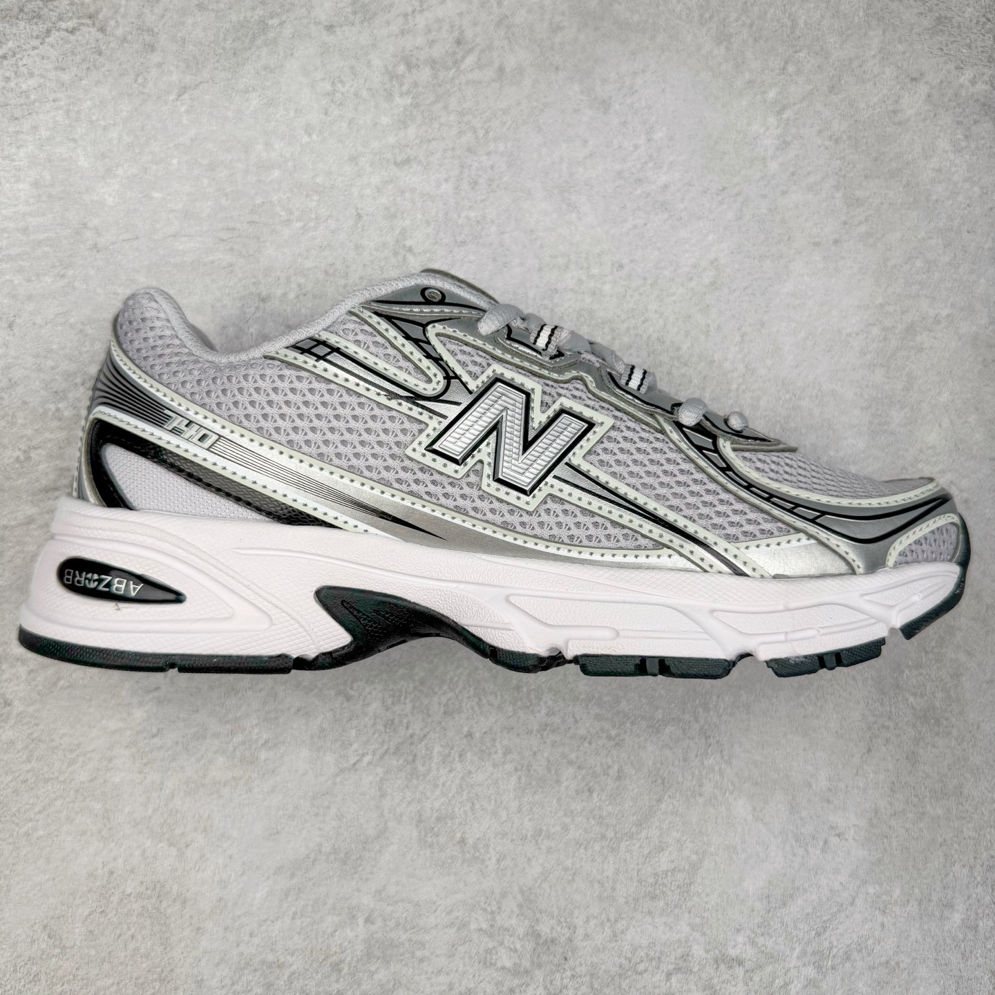 ＃DT纯原 New Balance MR740 NB新百伦系列复古老爹风休闲运动慢跑鞋 采用轻质牛剖革拼接透气网眼衬垫织物鞋面材质 T-Beam大底提供足步弓支撑 保持步态稳定#后跟搭载外露缓震胶 鞋身整体以各种深浅不一的灰色覆盖 鞋头以淡蓝色调装饰，网眼衬垫通过不规律的色块实现做旧的美感 泛黄的鞋底更是进一步增添了复古气息 尺码：36 37 37.5 38 38.5 39.5 40 40.5 41.5 42 42.5 43 44 44.5 45-选品中心