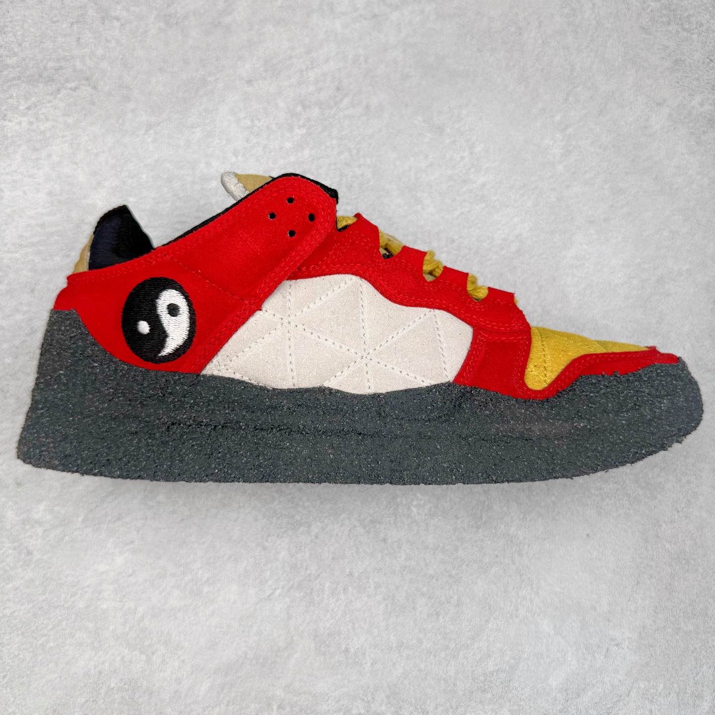 CPFM x NK Dunk Low 联名工地鞋 货号：DM0430 盗以低帮的 Dunk Low 鞋款为蓝本 从材质选用到细节设计 都将「搞怪」风格发挥得淋漓尽致 这双 CPFM x Dunk Low 重制了鞋底和鞋面 并且采用了不对称设计 左鞋外侧呈现白色的 Swoosh 右鞋外侧则简化掉了钩子 以一个阴阳太极标志呈现 中底有泥浆效果 仿佛是穿着这双鞋一脚踏进了泥潭 整体颇具工装色调风格 不看鞋底 还真不太容易看出是一双 Dunk 鞋型 CPFM x NK联名从来都将个性指数拉满 虽然穿搭驾驭存在一定的难度 但也颇受个性潮人玩家的青睐 尺码 36-45-选品中心