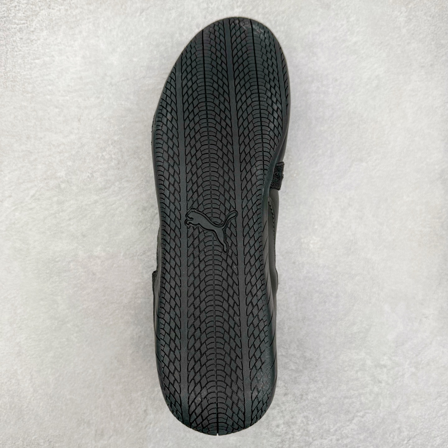 图片[9]-＃DT PUMA Speedcat Ballerina 彪马柔软舒适防滑耐磨低帮生活休闲鞋芭蕾舞鞋单鞋玛丽珍鞋 这次，PUMA决定再对Speedcat来一次创新，以芭蕾舞鞋为灵感，将芭蕾舞鞋的灵动与轻盈感与赛车鞋融为一体，带来极具个性的全新鞋款Speedcat Ballerina。Speedcat Ballerina由Speedcat去除鞋舌、鞋带以及部分鞋侧位打造而成，鞋带部分被改为如同芭蕾鞋般的交叉弹性带，PUMA的标志依旧设计于鞋侧旁，整个鞋款外观变得更加优雅。Speedcat Ballerina 还汲取了赛车鞋的抓地设计，配备经典橡胶大底。尺码：36 37 37.5 38 38.5 39 40 40.5 41-选品中心