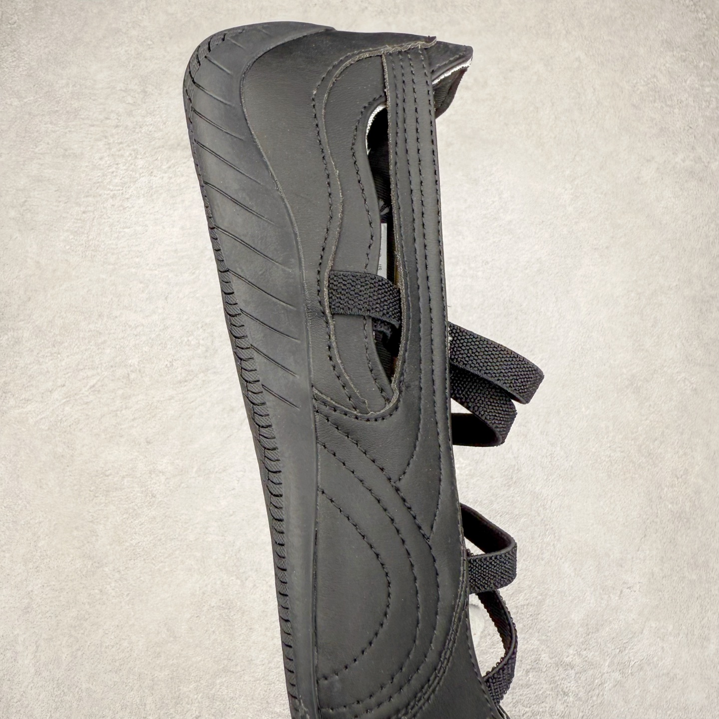 图片[6]-＃DT PUMA Speedcat Ballerina 彪马柔软舒适防滑耐磨低帮生活休闲鞋芭蕾舞鞋单鞋玛丽珍鞋 这次，PUMA决定再对Speedcat来一次创新，以芭蕾舞鞋为灵感，将芭蕾舞鞋的灵动与轻盈感与赛车鞋融为一体，带来极具个性的全新鞋款Speedcat Ballerina。Speedcat Ballerina由Speedcat去除鞋舌、鞋带以及部分鞋侧位打造而成，鞋带部分被改为如同芭蕾鞋般的交叉弹性带，PUMA的标志依旧设计于鞋侧旁，整个鞋款外观变得更加优雅。Speedcat Ballerina 还汲取了赛车鞋的抓地设计，配备经典橡胶大底。尺码：36 37 37.5 38 38.5 39 40 40.5 41-选品中心