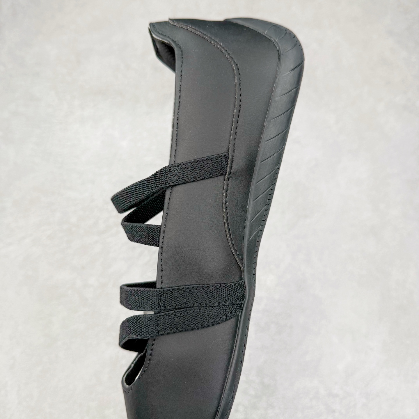 图片[7]-＃DT PUMA Speedcat Ballerina 彪马柔软舒适防滑耐磨低帮生活休闲鞋芭蕾舞鞋单鞋玛丽珍鞋 这次，PUMA决定再对Speedcat来一次创新，以芭蕾舞鞋为灵感，将芭蕾舞鞋的灵动与轻盈感与赛车鞋融为一体，带来极具个性的全新鞋款Speedcat Ballerina。Speedcat Ballerina由Speedcat去除鞋舌、鞋带以及部分鞋侧位打造而成，鞋带部分被改为如同芭蕾鞋般的交叉弹性带，PUMA的标志依旧设计于鞋侧旁，整个鞋款外观变得更加优雅。Speedcat Ballerina 还汲取了赛车鞋的抓地设计，配备经典橡胶大底。尺码：36 37 37.5 38 38.5 39 40 40.5 41-选品中心