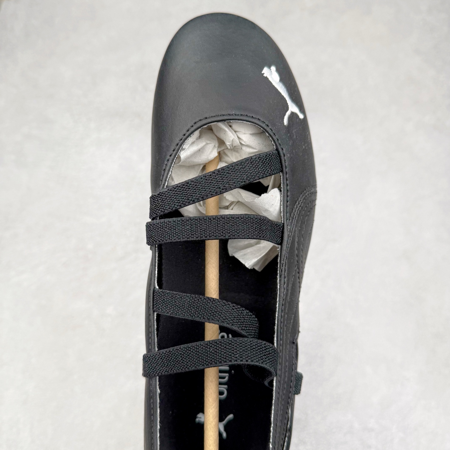 图片[4]-＃DT PUMA Speedcat Ballerina 彪马柔软舒适防滑耐磨低帮生活休闲鞋芭蕾舞鞋单鞋玛丽珍鞋 这次，PUMA决定再对Speedcat来一次创新，以芭蕾舞鞋为灵感，将芭蕾舞鞋的灵动与轻盈感与赛车鞋融为一体，带来极具个性的全新鞋款Speedcat Ballerina。Speedcat Ballerina由Speedcat去除鞋舌、鞋带以及部分鞋侧位打造而成，鞋带部分被改为如同芭蕾鞋般的交叉弹性带，PUMA的标志依旧设计于鞋侧旁，整个鞋款外观变得更加优雅。Speedcat Ballerina 还汲取了赛车鞋的抓地设计，配备经典橡胶大底。尺码：36 37 37.5 38 38.5 39 40 40.5 41-选品中心