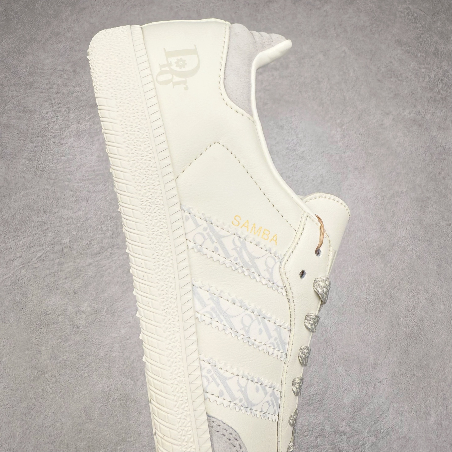 图片[6]-＃C2 AD Original Samba OG 复古经典轻便板鞋 定制配色 XR0006 这款桑巴鞋展示了高质量的工艺 带有装饰的超锁缝制和无缝的手感 柔软、柔软的皮革造型和标志性的3条纹完成了精致的外观 正规合身鞋带 鞋面上有绒面鞋垫 橡胶鞋底 享受正畸套筒软感 自50年代首次亮相以来就一直在赢得粉丝的青睐 尺码：36 36.5 37.5 38 38.5 39 40 40.5 41 42 42.5 43 44 44.5 45-选品中心