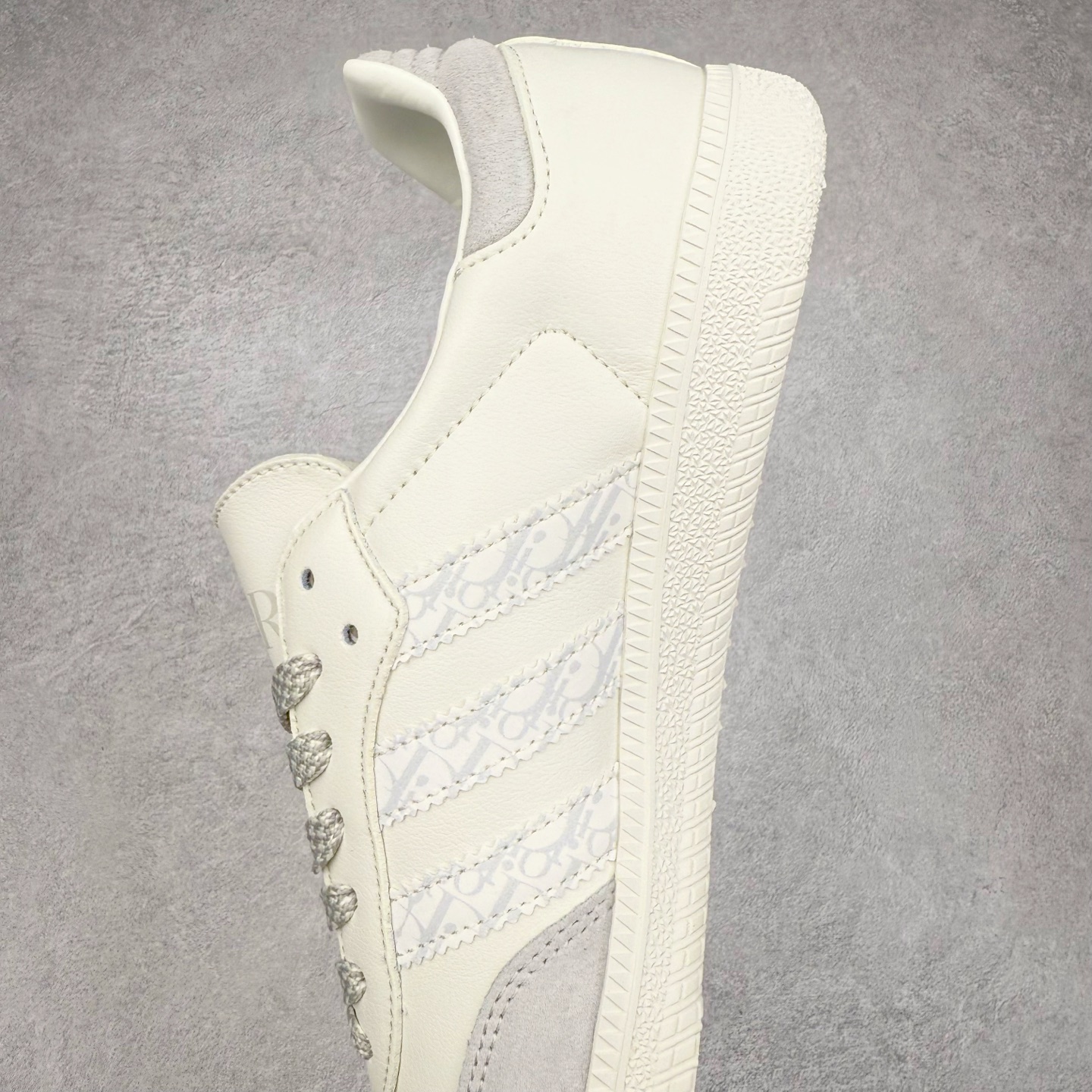 图片[7]-＃C2 AD Original Samba OG 复古经典轻便板鞋 定制配色 XR0006 这款桑巴鞋展示了高质量的工艺 带有装饰的超锁缝制和无缝的手感 柔软、柔软的皮革造型和标志性的3条纹完成了精致的外观 正规合身鞋带 鞋面上有绒面鞋垫 橡胶鞋底 享受正畸套筒软感 自50年代首次亮相以来就一直在赢得粉丝的青睐 尺码：36 36.5 37.5 38 38.5 39 40 40.5 41 42 42.5 43 44 44.5 45-选品中心