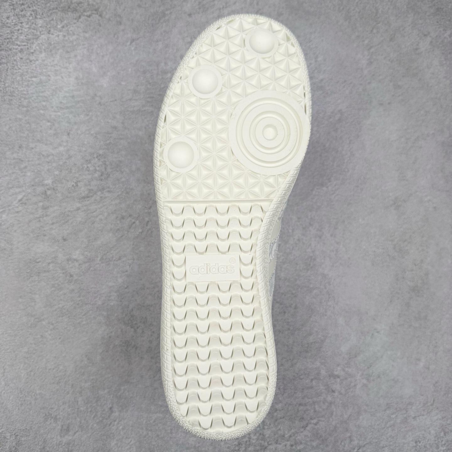 图片[9]-＃C2 AD Original Samba OG 复古经典轻便板鞋 定制配色 XR0006 这款桑巴鞋展示了高质量的工艺 带有装饰的超锁缝制和无缝的手感 柔软、柔软的皮革造型和标志性的3条纹完成了精致的外观 正规合身鞋带 鞋面上有绒面鞋垫 橡胶鞋底 享受正畸套筒软感 自50年代首次亮相以来就一直在赢得粉丝的青睐 尺码：36 36.5 37.5 38 38.5 39 40 40.5 41 42 42.5 43 44 44.5 45-选品中心