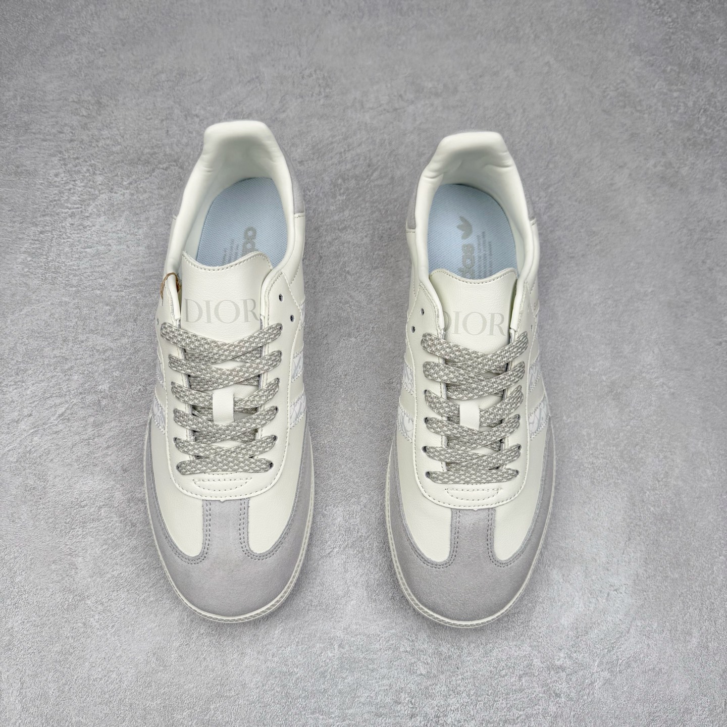 图片[2]-＃C2 AD Original Samba OG 复古经典轻便板鞋 定制配色 XR0006 这款桑巴鞋展示了高质量的工艺 带有装饰的超锁缝制和无缝的手感 柔软、柔软的皮革造型和标志性的3条纹完成了精致的外观 正规合身鞋带 鞋面上有绒面鞋垫 橡胶鞋底 享受正畸套筒软感 自50年代首次亮相以来就一直在赢得粉丝的青睐 尺码：36 36.5 37.5 38 38.5 39 40 40.5 41 42 42.5 43 44 44.5 45-选品中心