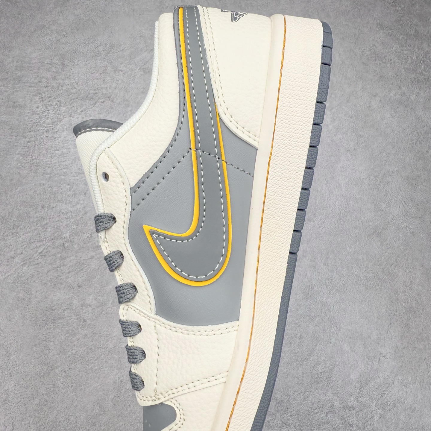 图片[7]-TS x Air Jordan AJ1 Low 倒钩低帮联名定制配色 XX3168-119 原厂内置气垫魔块 A模大底 头层小牛皮 鞋舌AJ原厂专用牛津布+AJ专用反口珍珠布+原厂无杂质高弹内里海棉+特殊封边弹力鞋带 实拍调校N版已经零色差零失真 百分百还原实物色彩所见即所得 不存在货不对板色差等低级问题 选购参考实物拍摄 不混卖不参货 只用心做好货严格选品 承诺混一赔十 尺码：36 36.5 37.5 38 38.5 39 40 40.5 41 42 42.5 43 44 44.5 45-选品中心