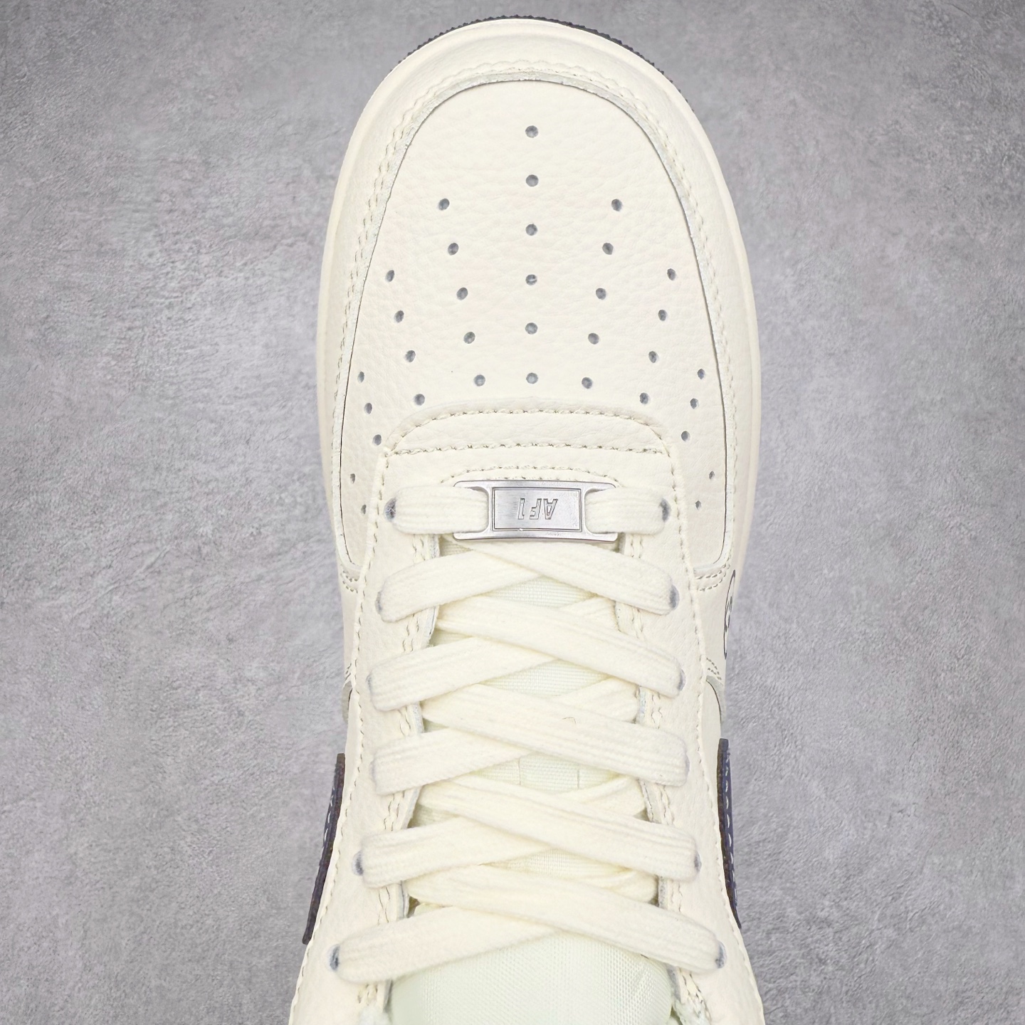 图片[4]-NK Air Force 1´07 Low 空军一号低帮百搭休闲运动板鞋 QW5836-006 柔软、弹性十足的缓震性能和出色的中底设计 横跨复古与现代的外型结合 造就出风靡全球 三十多年的Force 1 直到今天还深受青睐 实拍调校N版已经零色差零失真 百分百还原实物色彩所见即所得 不存在货不对板色差等低级问题 选购参考实物拍摄 不混卖不参货 只用心做好货严格选品 承诺混一赔十 尺码：36 36.5 37.5 38 38.5 39 40 40.5 41 42 42.5 43 44 44.5 45-选品中心