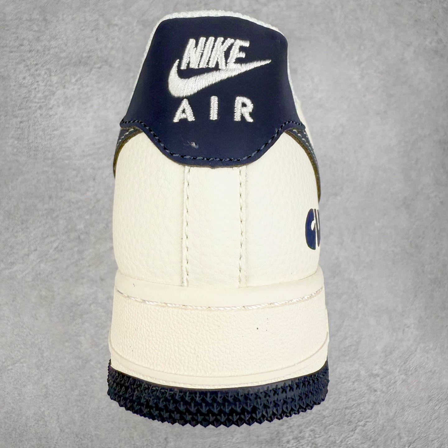 图片[8]-NK Air Force 1´07 Low 空军一号低帮百搭休闲运动板鞋 QW5836-006 柔软、弹性十足的缓震性能和出色的中底设计 横跨复古与现代的外型结合 造就出风靡全球 三十多年的Force 1 直到今天还深受青睐 实拍调校N版已经零色差零失真 百分百还原实物色彩所见即所得 不存在货不对板色差等低级问题 选购参考实物拍摄 不混卖不参货 只用心做好货严格选品 承诺混一赔十 尺码：36 36.5 37.5 38 38.5 39 40 40.5 41 42 42.5 43 44 44.5 45-选品中心