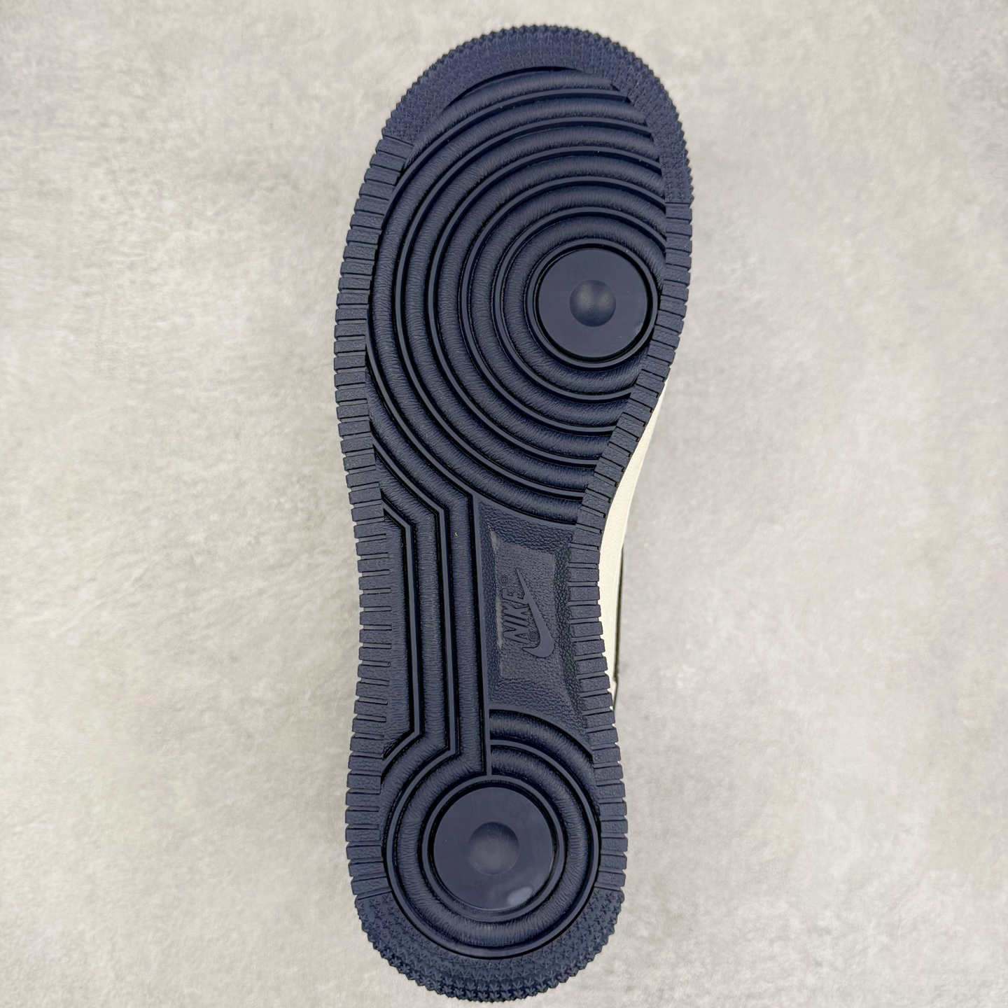 图片[9]-NK Air Force 1´07 Low 空军一号低帮百搭休闲运动板鞋 QW5836-006 柔软、弹性十足的缓震性能和出色的中底设计 横跨复古与现代的外型结合 造就出风靡全球 三十多年的Force 1 直到今天还深受青睐 实拍调校N版已经零色差零失真 百分百还原实物色彩所见即所得 不存在货不对板色差等低级问题 选购参考实物拍摄 不混卖不参货 只用心做好货严格选品 承诺混一赔十 尺码：36 36.5 37.5 38 38.5 39 40 40.5 41 42 42.5 43 44 44.5 45-选品中心