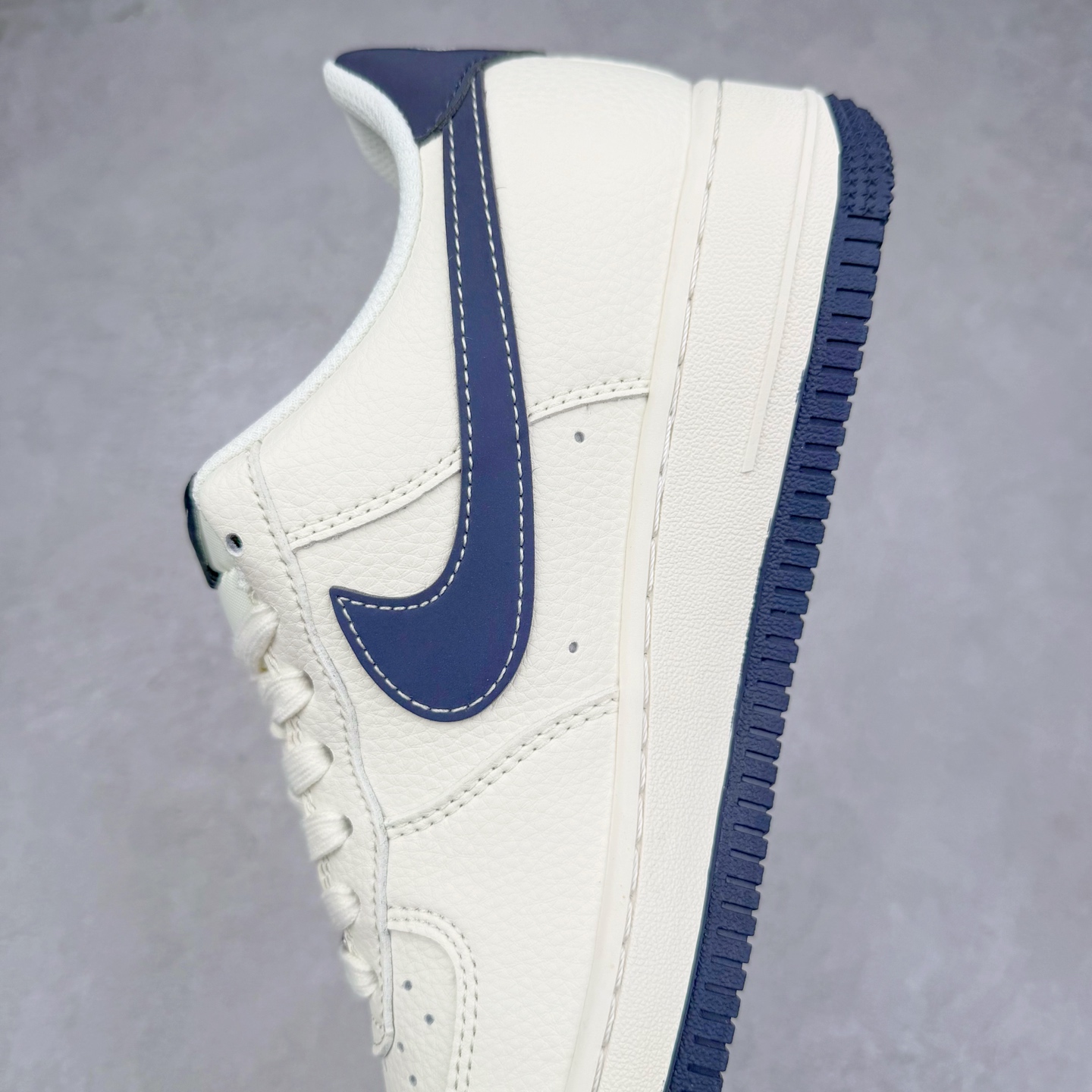 图片[7]-NK Air Force 1´07 Low 空军一号低帮百搭休闲运动板鞋 QW5836-006 柔软、弹性十足的缓震性能和出色的中底设计 横跨复古与现代的外型结合 造就出风靡全球 三十多年的Force 1 直到今天还深受青睐 实拍调校N版已经零色差零失真 百分百还原实物色彩所见即所得 不存在货不对板色差等低级问题 选购参考实物拍摄 不混卖不参货 只用心做好货严格选品 承诺混一赔十 尺码：36 36.5 37.5 38 38.5 39 40 40.5 41 42 42.5 43 44 44.5 45-选品中心