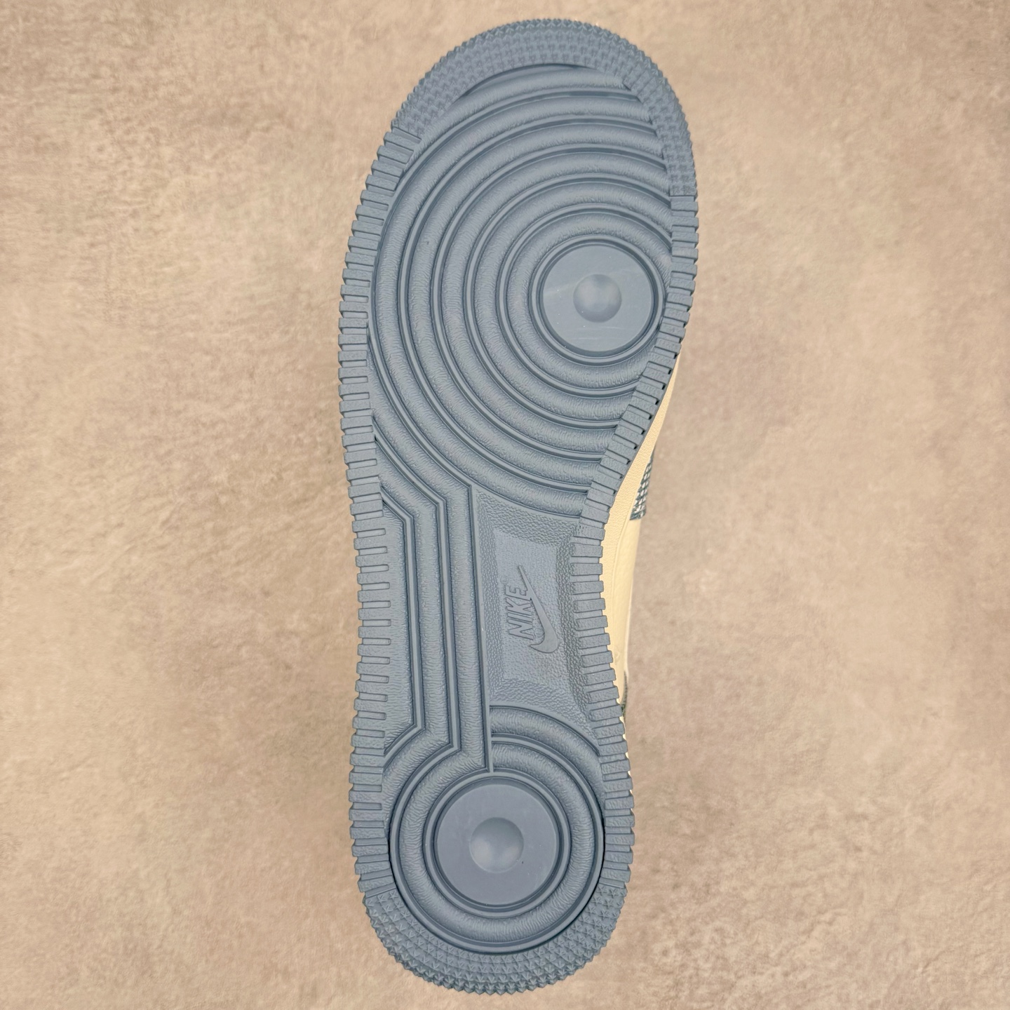 图片[9]-NK Air Force 1´07 Low 空军一号低帮百搭休闲运动板鞋 XL1979-101 柔软、弹性十足的缓震性能和出色的中底设计 横跨复古与现代的外型结合 造就出风靡全球 三十多年的Force 1 直到今天还深受青睐 实拍调校N版已经零色差零失真 百分百还原实物色彩所见即所得 不存在货不对板色差等低级问题 选购参考实物拍摄 不混卖不参货 只用心做好货严格选品 承诺混一赔十 尺码：36 36.5 37.5 38 38.5 39 40 40.5 41 42 42.5 43 44 44.5 45-选品中心