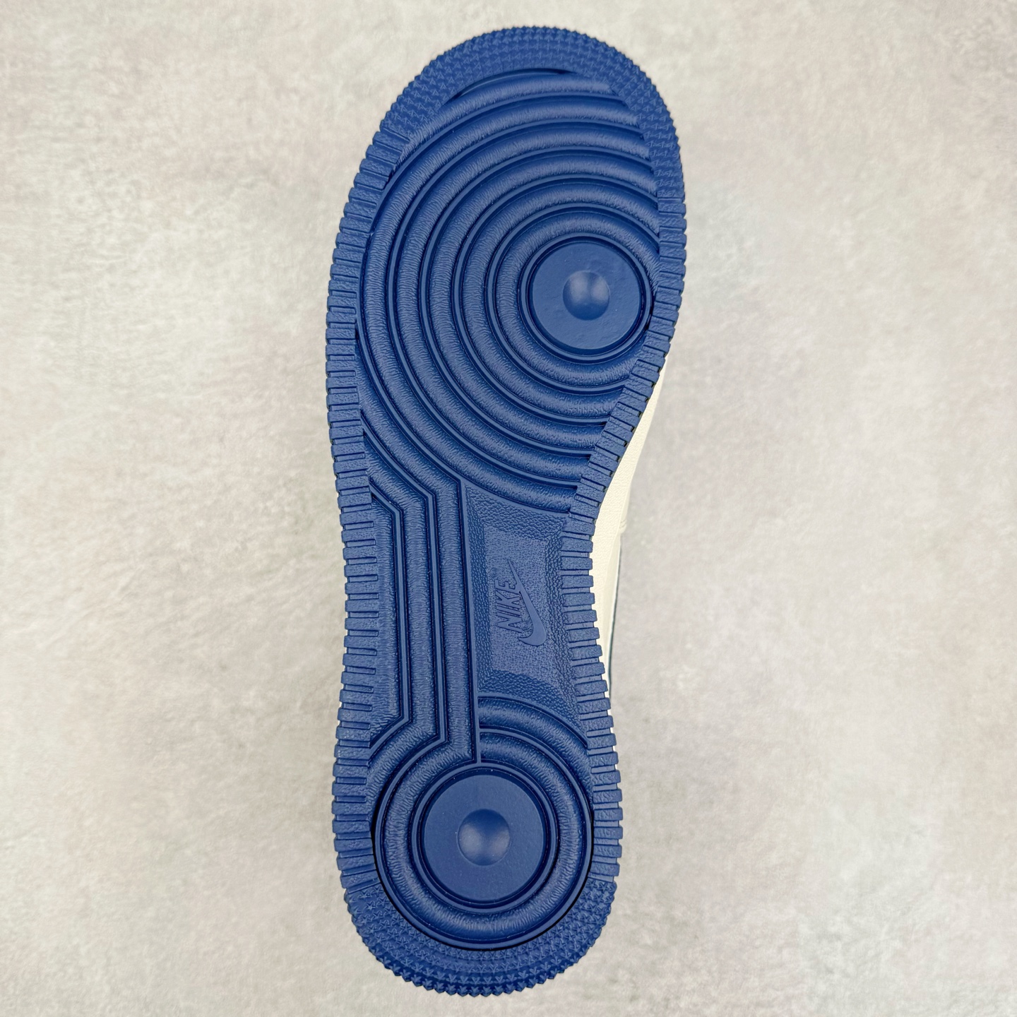 图片[9]-NK Air Force 1´07 Low 空军一号低帮百搭休闲运动板鞋 KB1688-002 柔软、弹性十足的缓震性能和出色的中底设计 横跨复古与现代的外型结合 造就出风靡全球 三十多年的Force 1 直到今天还深受青睐 实拍调校N版已经零色差零失真 百分百还原实物色彩所见即所得 不存在货不对板色差等低级问题 选购参考实物拍摄 不混卖不参货 只用心做好货严格选品 承诺混一赔十 尺码：36 36.5 37.5 38 38.5 39 40 40.5 41 42 42.5 43 44 44.5 45-选品中心