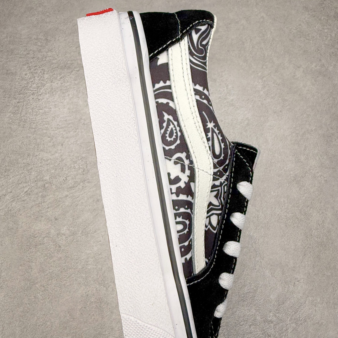 图片[6]-Vans SK8-Low 腰果花 全新一代 低帮硫化帆布鞋 该鞋款以白线勾勒出整体造型，鞋面采用帆布搭配麂皮材质，鞋身布满腰果印花图案，极具辨识度，上脚百搭不出错。 尺码：35 36 36.5 37 38 38.5 39 40 40.5 41 42 42.5 43 44-选品中心