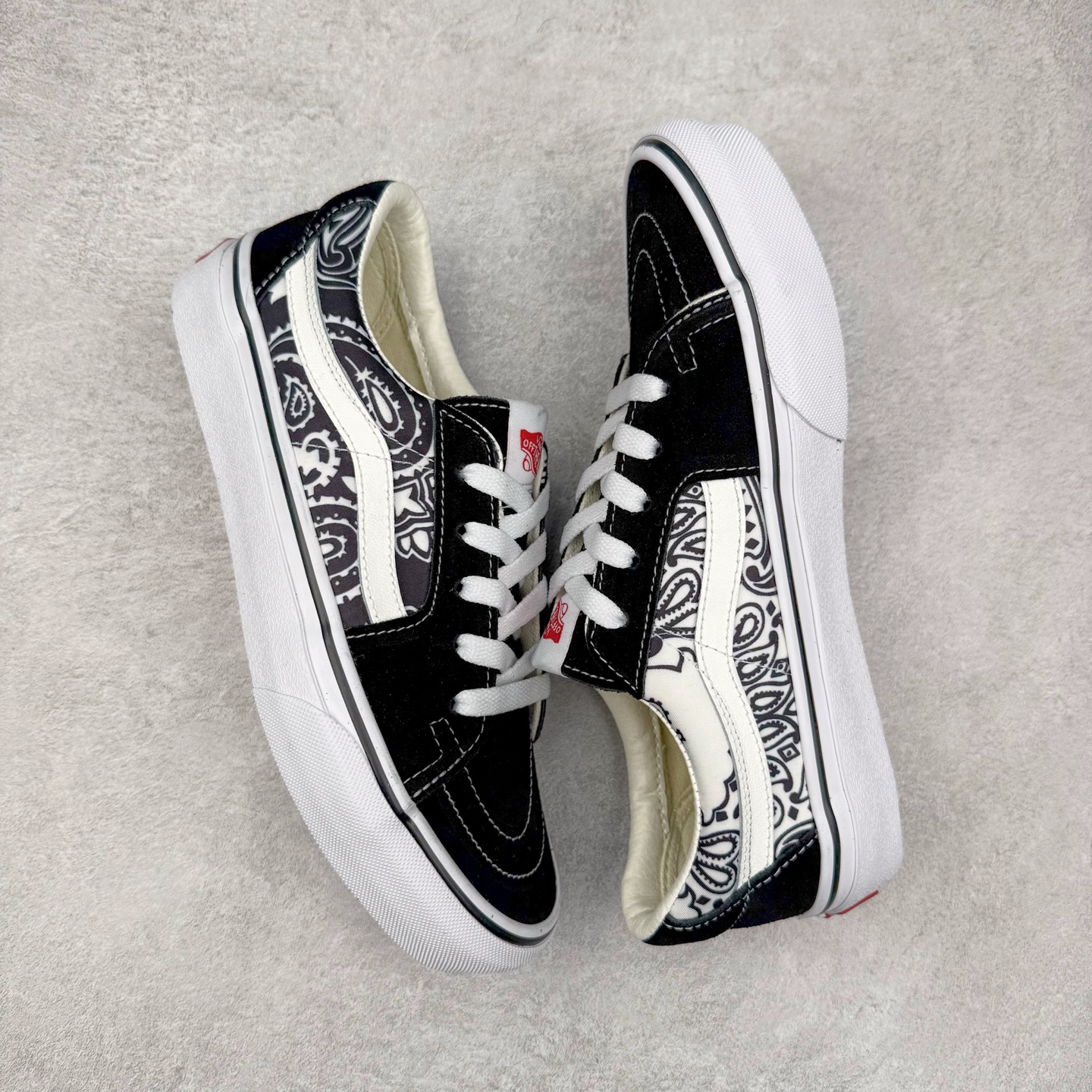 图片[3]-Vans SK8-Low 腰果花 全新一代 低帮硫化帆布鞋 该鞋款以白线勾勒出整体造型，鞋面采用帆布搭配麂皮材质，鞋身布满腰果印花图案，极具辨识度，上脚百搭不出错。 尺码：35 36 36.5 37 38 38.5 39 40 40.5 41 42 42.5 43 44-选品中心