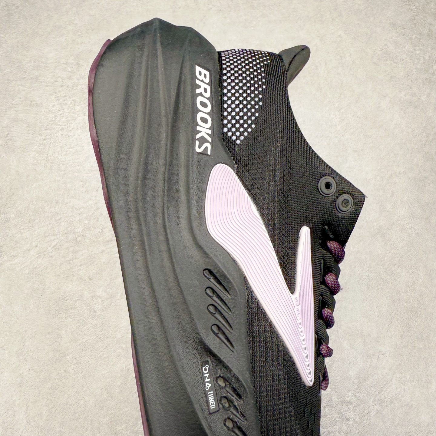 图片[6]-Brooks Hyperion Elite 布鲁克斯龙卷风4代舒适百搭运动低帮马拉松跑步鞋 男女同款 Brooks 四大跑鞋之一 百年品牌 跑鞋从外形上基本就能判断这是一款速度跑鞋 简洁干练的外形结构和极强的运动流线型看着非常有速度感 上脚的第一感觉是非常轻 美码9码的鞋单只206g不到 从个人偏好来说 200g左右的竞速鞋最具安全感 鞋面采用单层网布 很薄 前掌使用了大量开放式网眼 排气直接快速 透气性上乘 鞋舌也是轻量化设计 仅为一层麂皮 和脚背完美贴合 鞋舌中央有个防偏穿孔 从实际穿着来看 通常鞋舌都是外偏 如果是防偏穿孔位于中心 防偏效果其实并不十分有效 如果采用趋外侧的偏心设计更有效 鞋帮泡棉填充量不大 但非常紧凑 贴合舒适 包裹稳固 内置硬质TPU保证必要的稳定性 跑鞋中底采用的是DNA FLASH科技材料 DNA FLASH中底科技 是Brooks第一款将氮气注入中底的创新科技 主要原理是借助“超临界流体”发泡技术 将液态氮稳定的转化为气态氮 并使其均匀地形成无数紧密贴合的密闭式气囊结构 尺码：36 36.5 37.5 38 38.5 39 40 40.5 41 42 42.5 43 44 44.5 45 46-选品中心