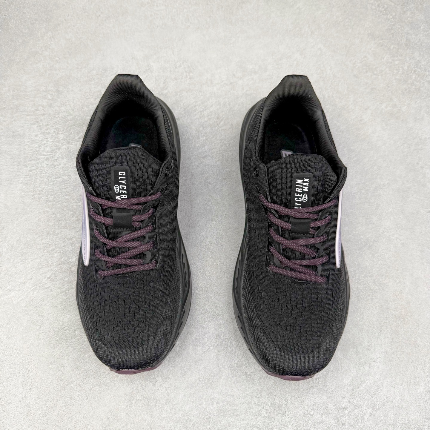 图片[2]-Brooks Hyperion Elite 布鲁克斯龙卷风4代舒适百搭运动低帮马拉松跑步鞋 男女同款 Brooks 四大跑鞋之一 百年品牌 跑鞋从外形上基本就能判断这是一款速度跑鞋 简洁干练的外形结构和极强的运动流线型看着非常有速度感 上脚的第一感觉是非常轻 美码9码的鞋单只206g不到 从个人偏好来说 200g左右的竞速鞋最具安全感 鞋面采用单层网布 很薄 前掌使用了大量开放式网眼 排气直接快速 透气性上乘 鞋舌也是轻量化设计 仅为一层麂皮 和脚背完美贴合 鞋舌中央有个防偏穿孔 从实际穿着来看 通常鞋舌都是外偏 如果是防偏穿孔位于中心 防偏效果其实并不十分有效 如果采用趋外侧的偏心设计更有效 鞋帮泡棉填充量不大 但非常紧凑 贴合舒适 包裹稳固 内置硬质TPU保证必要的稳定性 跑鞋中底采用的是DNA FLASH科技材料 DNA FLASH中底科技 是Brooks第一款将氮气注入中底的创新科技 主要原理是借助“超临界流体”发泡技术 将液态氮稳定的转化为气态氮 并使其均匀地形成无数紧密贴合的密闭式气囊结构 尺码：36 36.5 37.5 38 38.5 39 40 40.5 41 42 42.5 43 44 44.5 45 46-选品中心