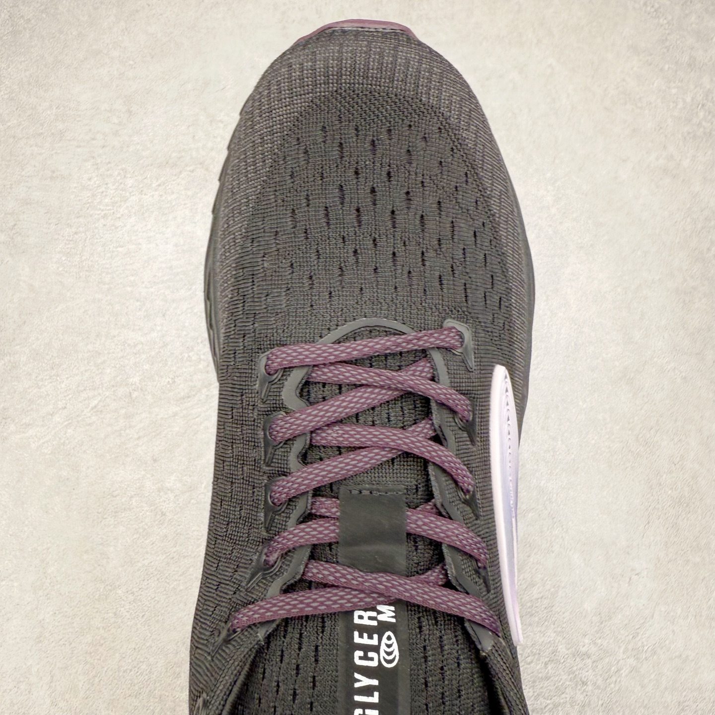 图片[4]-Brooks Hyperion Elite 布鲁克斯龙卷风4代舒适百搭运动低帮马拉松跑步鞋 男女同款 Brooks 四大跑鞋之一 百年品牌 跑鞋从外形上基本就能判断这是一款速度跑鞋 简洁干练的外形结构和极强的运动流线型看着非常有速度感 上脚的第一感觉是非常轻 美码9码的鞋单只206g不到 从个人偏好来说 200g左右的竞速鞋最具安全感 鞋面采用单层网布 很薄 前掌使用了大量开放式网眼 排气直接快速 透气性上乘 鞋舌也是轻量化设计 仅为一层麂皮 和脚背完美贴合 鞋舌中央有个防偏穿孔 从实际穿着来看 通常鞋舌都是外偏 如果是防偏穿孔位于中心 防偏效果其实并不十分有效 如果采用趋外侧的偏心设计更有效 鞋帮泡棉填充量不大 但非常紧凑 贴合舒适 包裹稳固 内置硬质TPU保证必要的稳定性 跑鞋中底采用的是DNA FLASH科技材料 DNA FLASH中底科技 是Brooks第一款将氮气注入中底的创新科技 主要原理是借助“超临界流体”发泡技术 将液态氮稳定的转化为气态氮 并使其均匀地形成无数紧密贴合的密闭式气囊结构 尺码：36 36.5 37.5 38 38.5 39 40 40.5 41 42 42.5 43 44 44.5 45 46-选品中心