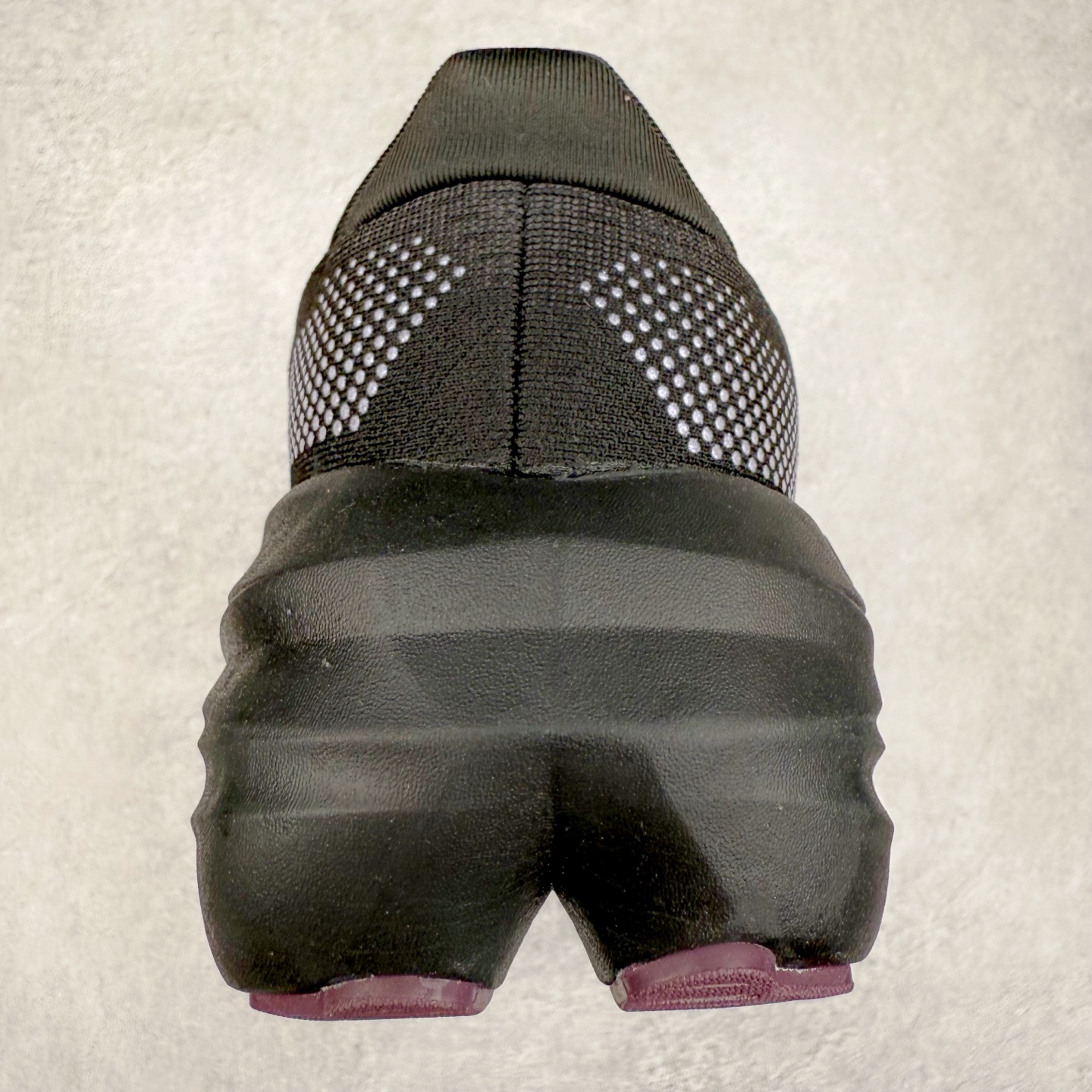 图片[8]-Brooks Hyperion Elite 布鲁克斯龙卷风4代舒适百搭运动低帮马拉松跑步鞋 男女同款 Brooks 四大跑鞋之一 百年品牌 跑鞋从外形上基本就能判断这是一款速度跑鞋 简洁干练的外形结构和极强的运动流线型看着非常有速度感 上脚的第一感觉是非常轻 美码9码的鞋单只206g不到 从个人偏好来说 200g左右的竞速鞋最具安全感 鞋面采用单层网布 很薄 前掌使用了大量开放式网眼 排气直接快速 透气性上乘 鞋舌也是轻量化设计 仅为一层麂皮 和脚背完美贴合 鞋舌中央有个防偏穿孔 从实际穿着来看 通常鞋舌都是外偏 如果是防偏穿孔位于中心 防偏效果其实并不十分有效 如果采用趋外侧的偏心设计更有效 鞋帮泡棉填充量不大 但非常紧凑 贴合舒适 包裹稳固 内置硬质TPU保证必要的稳定性 跑鞋中底采用的是DNA FLASH科技材料 DNA FLASH中底科技 是Brooks第一款将氮气注入中底的创新科技 主要原理是借助“超临界流体”发泡技术 将液态氮稳定的转化为气态氮 并使其均匀地形成无数紧密贴合的密闭式气囊结构 尺码：36 36.5 37.5 38 38.5 39 40 40.5 41 42 42.5 43 44 44.5 45 46-选品中心