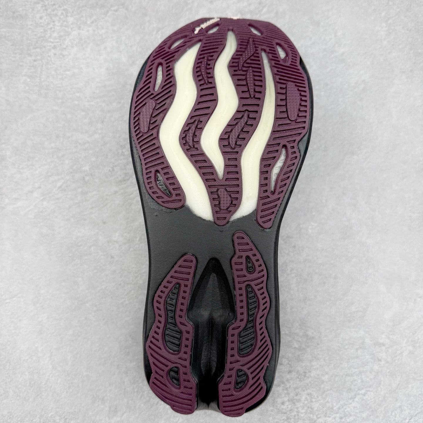 图片[9]-Brooks Hyperion Elite 布鲁克斯龙卷风4代舒适百搭运动低帮马拉松跑步鞋 男女同款 Brooks 四大跑鞋之一 百年品牌 跑鞋从外形上基本就能判断这是一款速度跑鞋 简洁干练的外形结构和极强的运动流线型看着非常有速度感 上脚的第一感觉是非常轻 美码9码的鞋单只206g不到 从个人偏好来说 200g左右的竞速鞋最具安全感 鞋面采用单层网布 很薄 前掌使用了大量开放式网眼 排气直接快速 透气性上乘 鞋舌也是轻量化设计 仅为一层麂皮 和脚背完美贴合 鞋舌中央有个防偏穿孔 从实际穿着来看 通常鞋舌都是外偏 如果是防偏穿孔位于中心 防偏效果其实并不十分有效 如果采用趋外侧的偏心设计更有效 鞋帮泡棉填充量不大 但非常紧凑 贴合舒适 包裹稳固 内置硬质TPU保证必要的稳定性 跑鞋中底采用的是DNA FLASH科技材料 DNA FLASH中底科技 是Brooks第一款将氮气注入中底的创新科技 主要原理是借助“超临界流体”发泡技术 将液态氮稳定的转化为气态氮 并使其均匀地形成无数紧密贴合的密闭式气囊结构 尺码：36 36.5 37.5 38 38.5 39 40 40.5 41 42 42.5 43 44 44.5 45 46-选品中心