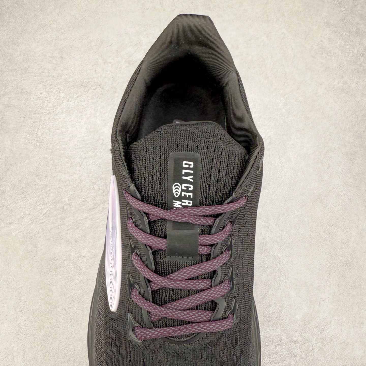 图片[5]-Brooks Hyperion Elite 布鲁克斯龙卷风4代舒适百搭运动低帮马拉松跑步鞋 男女同款 Brooks 四大跑鞋之一 百年品牌 跑鞋从外形上基本就能判断这是一款速度跑鞋 简洁干练的外形结构和极强的运动流线型看着非常有速度感 上脚的第一感觉是非常轻 美码9码的鞋单只206g不到 从个人偏好来说 200g左右的竞速鞋最具安全感 鞋面采用单层网布 很薄 前掌使用了大量开放式网眼 排气直接快速 透气性上乘 鞋舌也是轻量化设计 仅为一层麂皮 和脚背完美贴合 鞋舌中央有个防偏穿孔 从实际穿着来看 通常鞋舌都是外偏 如果是防偏穿孔位于中心 防偏效果其实并不十分有效 如果采用趋外侧的偏心设计更有效 鞋帮泡棉填充量不大 但非常紧凑 贴合舒适 包裹稳固 内置硬质TPU保证必要的稳定性 跑鞋中底采用的是DNA FLASH科技材料 DNA FLASH中底科技 是Brooks第一款将氮气注入中底的创新科技 主要原理是借助“超临界流体”发泡技术 将液态氮稳定的转化为气态氮 并使其均匀地形成无数紧密贴合的密闭式气囊结构 尺码：36 36.5 37.5 38 38.5 39 40 40.5 41 42 42.5 43 44 44.5 45 46-选品中心